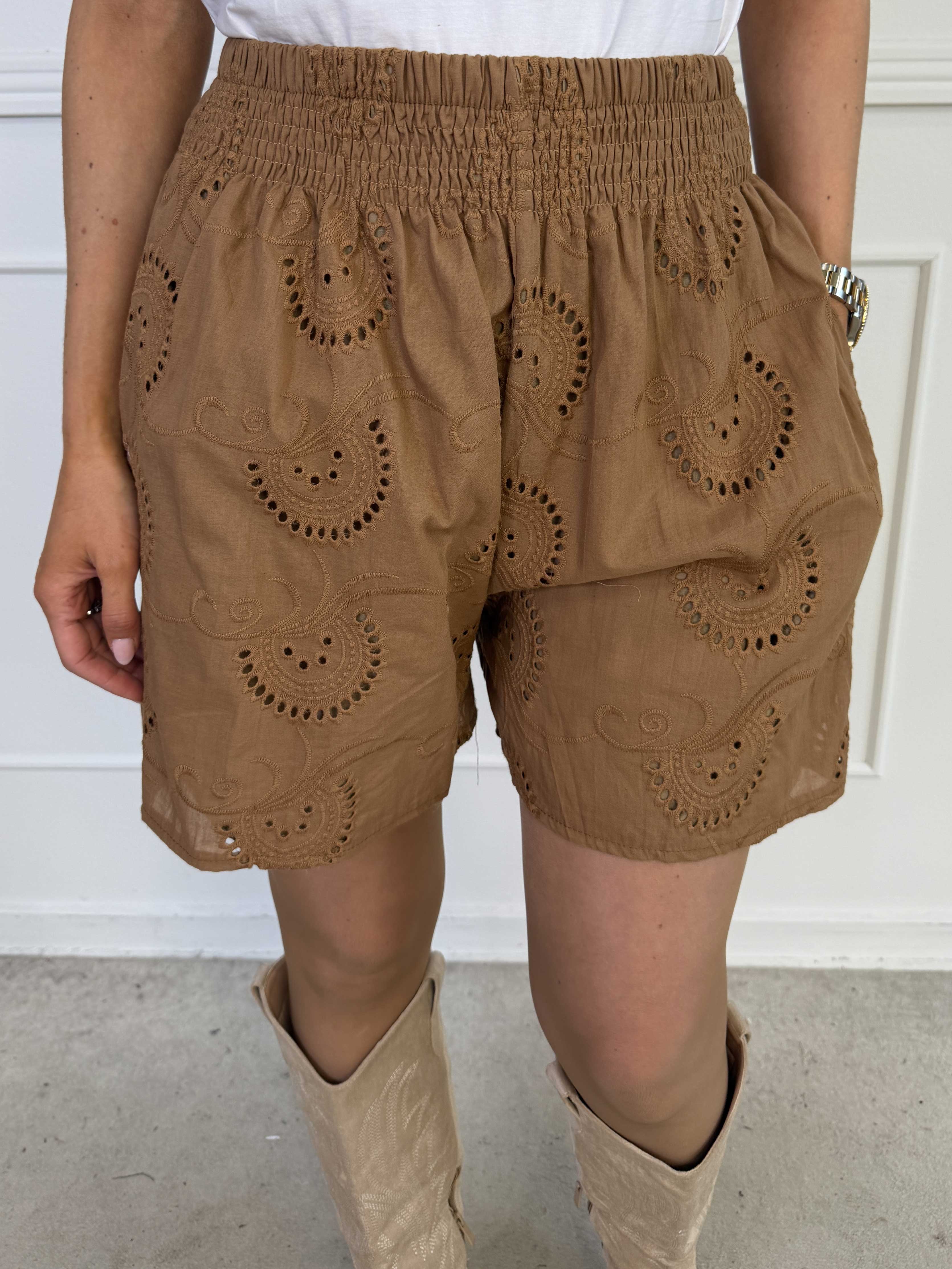 Pams Broderie Shorts - Højtaljede plus size shorts i broderie anglaise