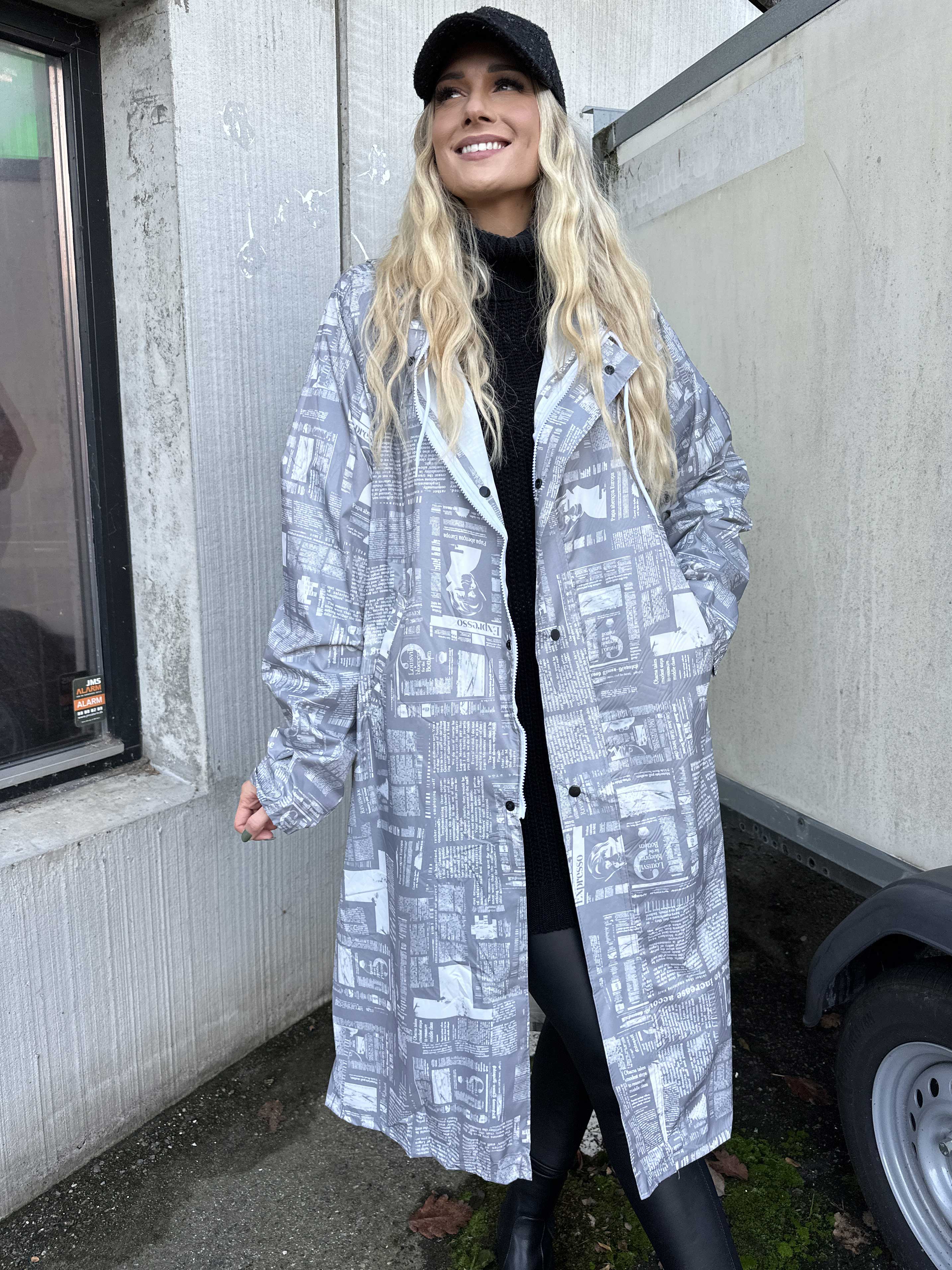 Reina Print - Regnjacka med tidningstryck