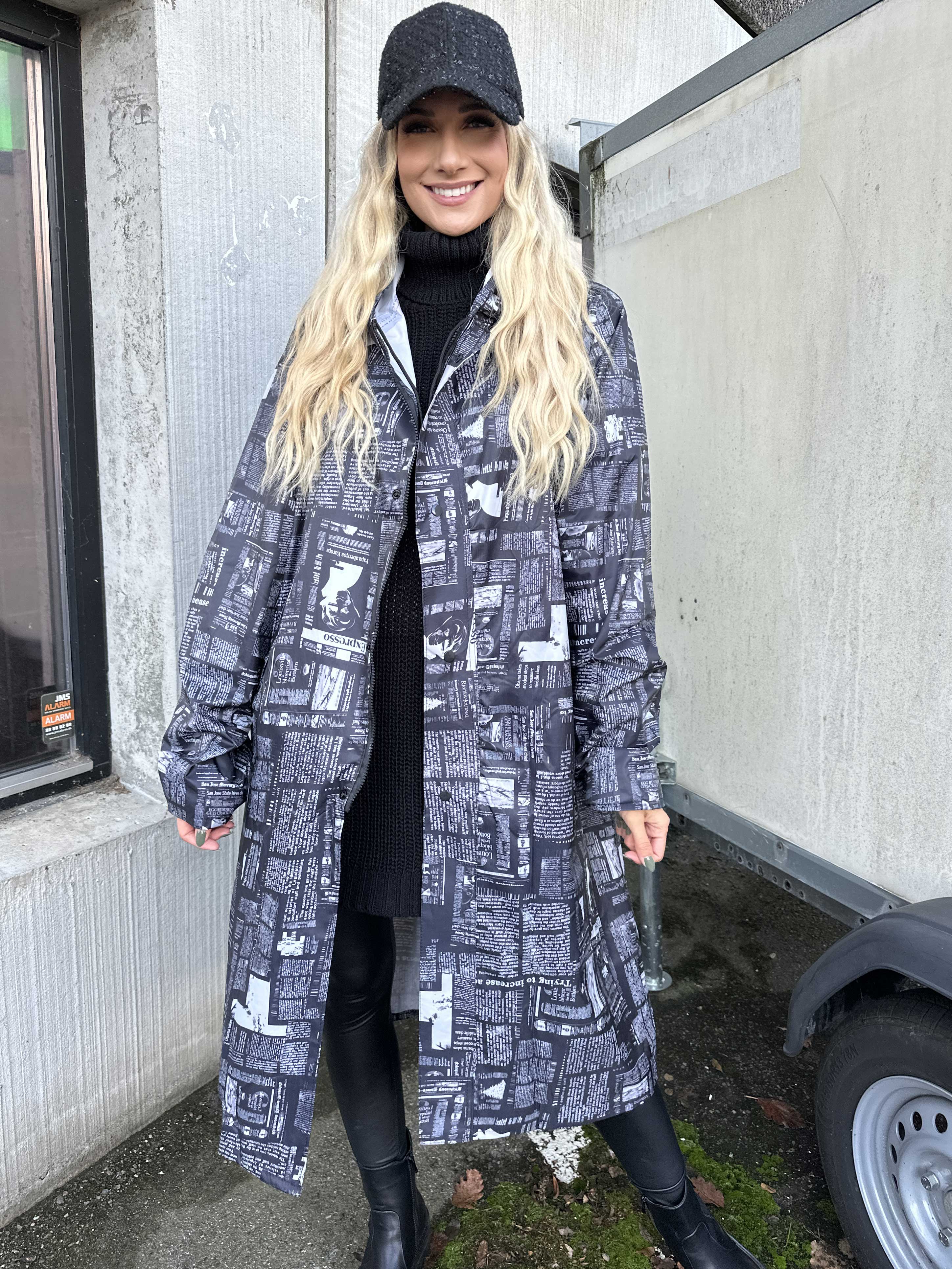 Reina Print - Regnjacka med tidningstryck