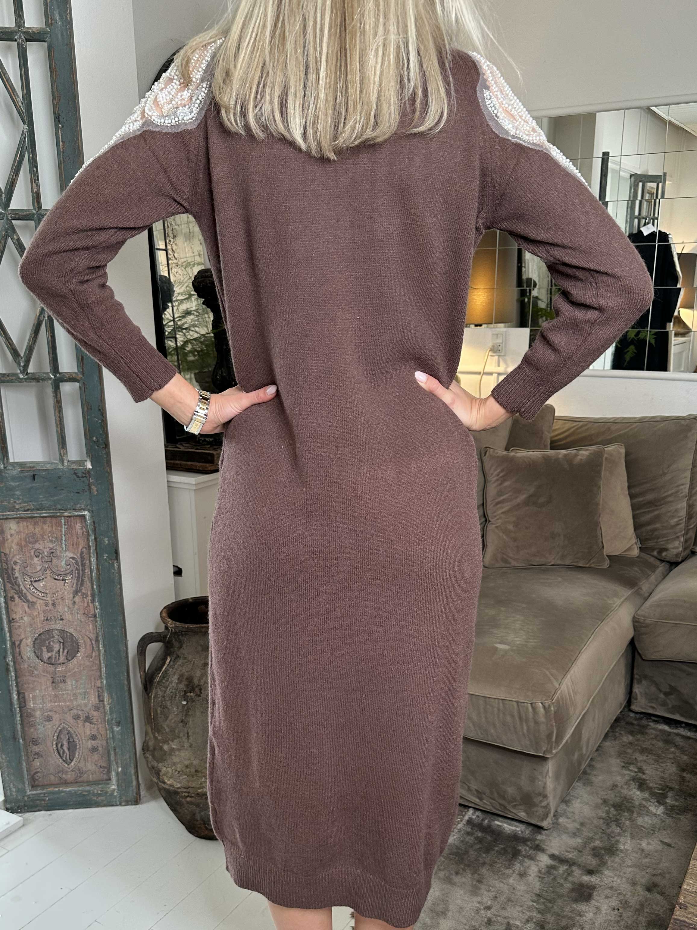 Laila - Stickad klänning med paljetter och pärlor på axlarna