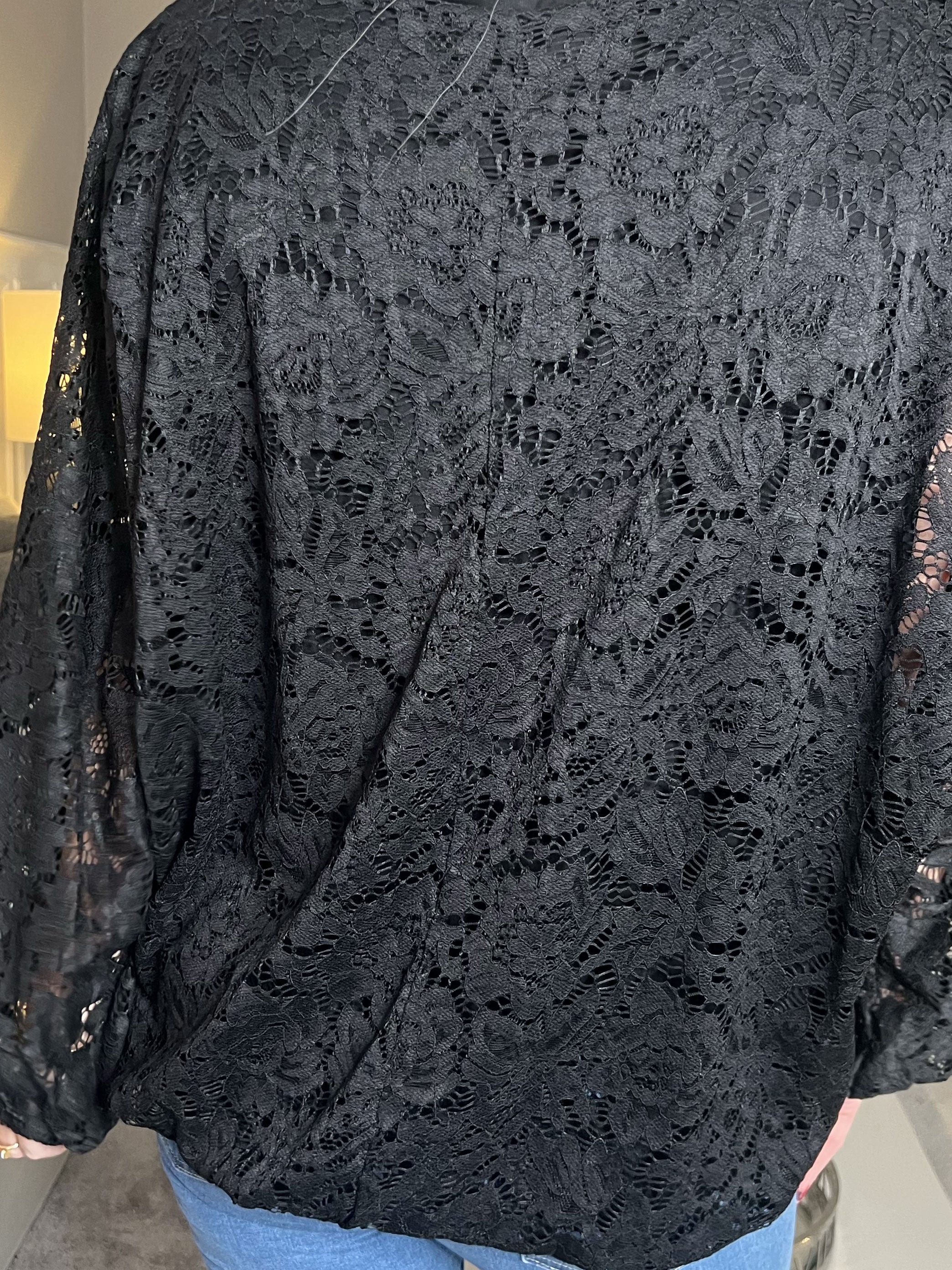 Destiny Lace - Spetsblus med fladdermusärmar