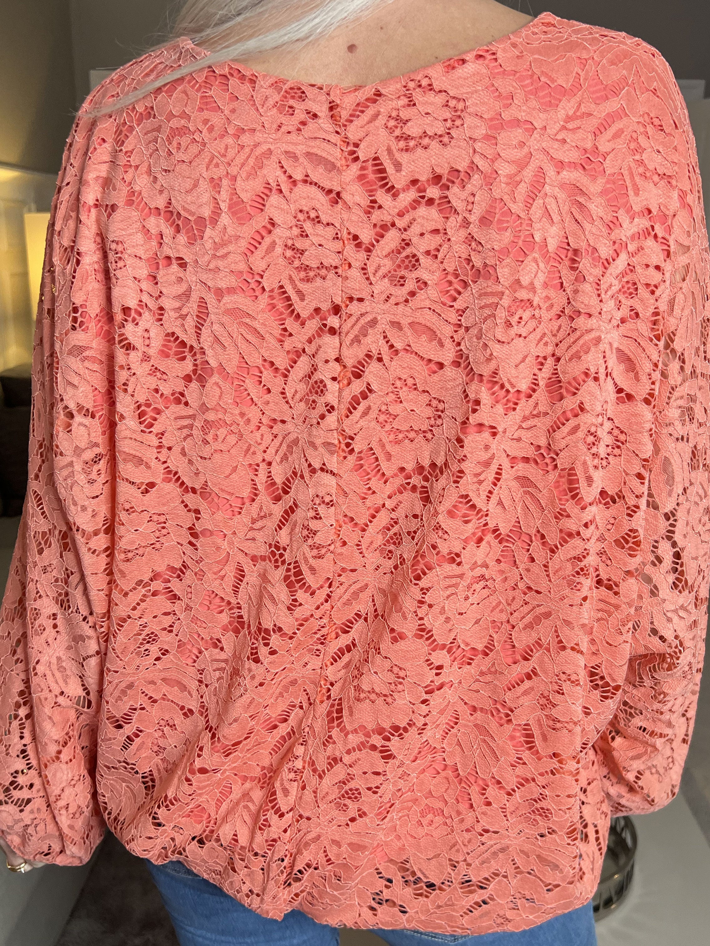 Destiny Lace - Spetsblus med fladdermusärmar