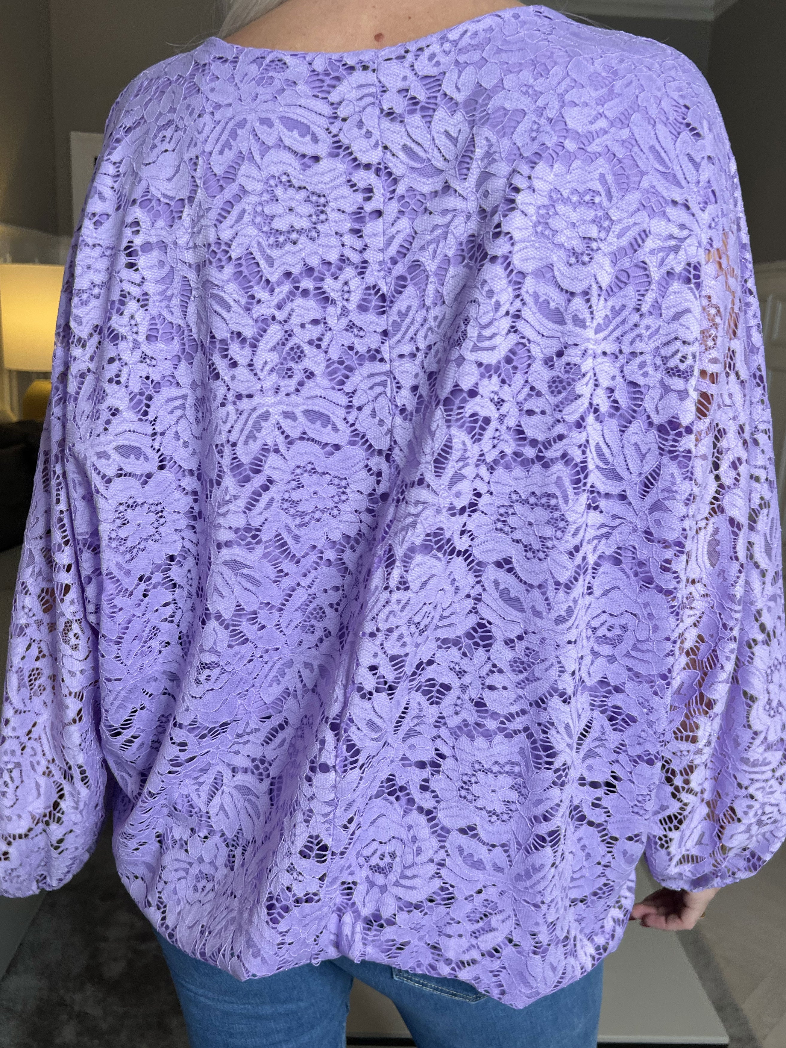 Destiny Lace - Spetsblus med fladdermusärmar