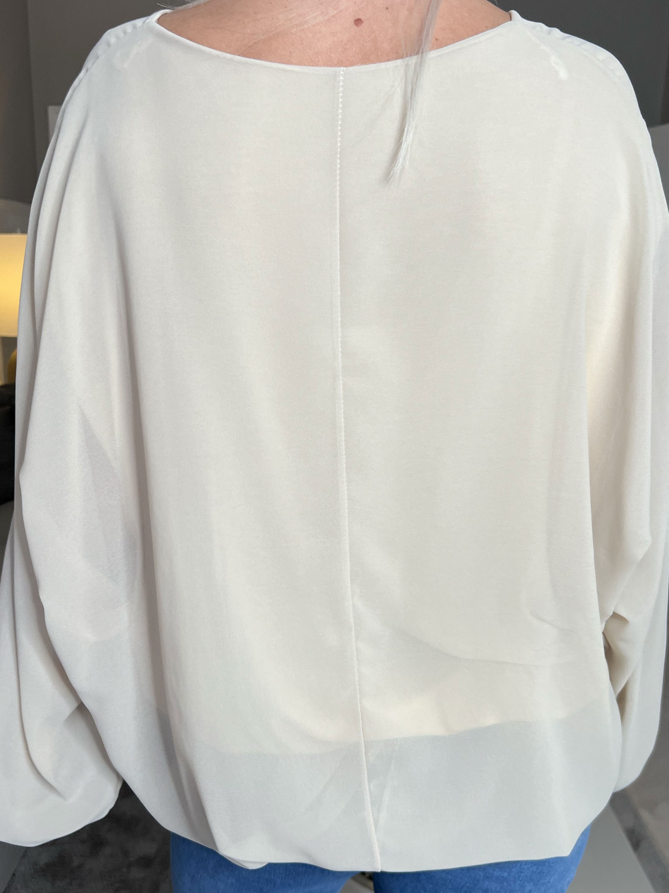 Destiny Plain - Blus i chiffong med fladdermusärmar
