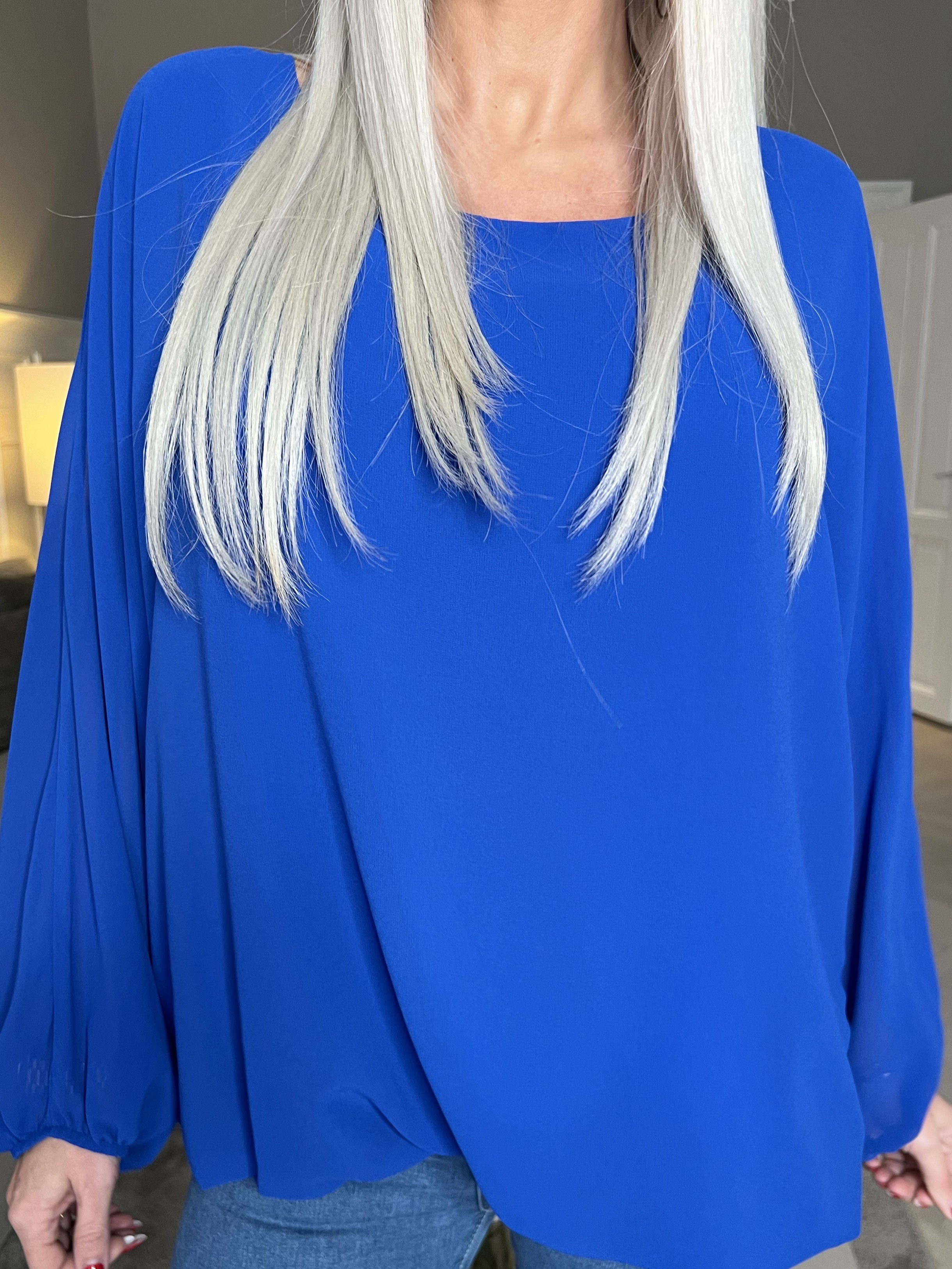 Destiny Plain - Blus i chiffong med fladdermusärmar