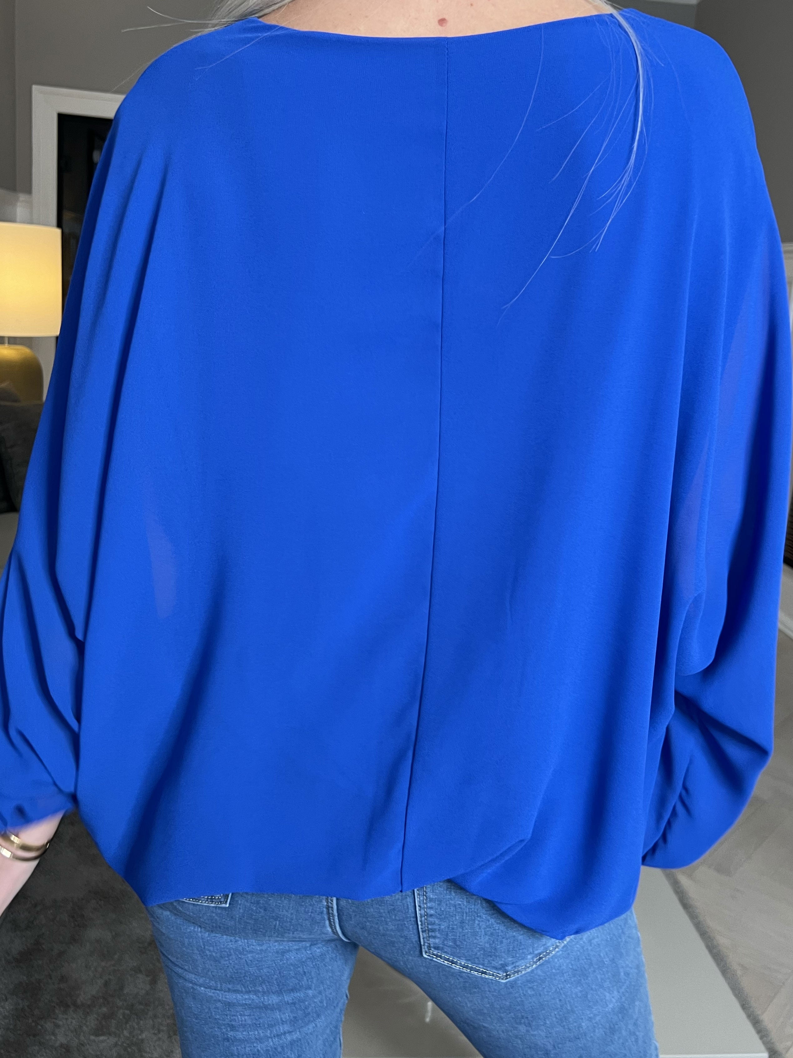 Destiny Plain - Blus i chiffong med fladdermusärmar