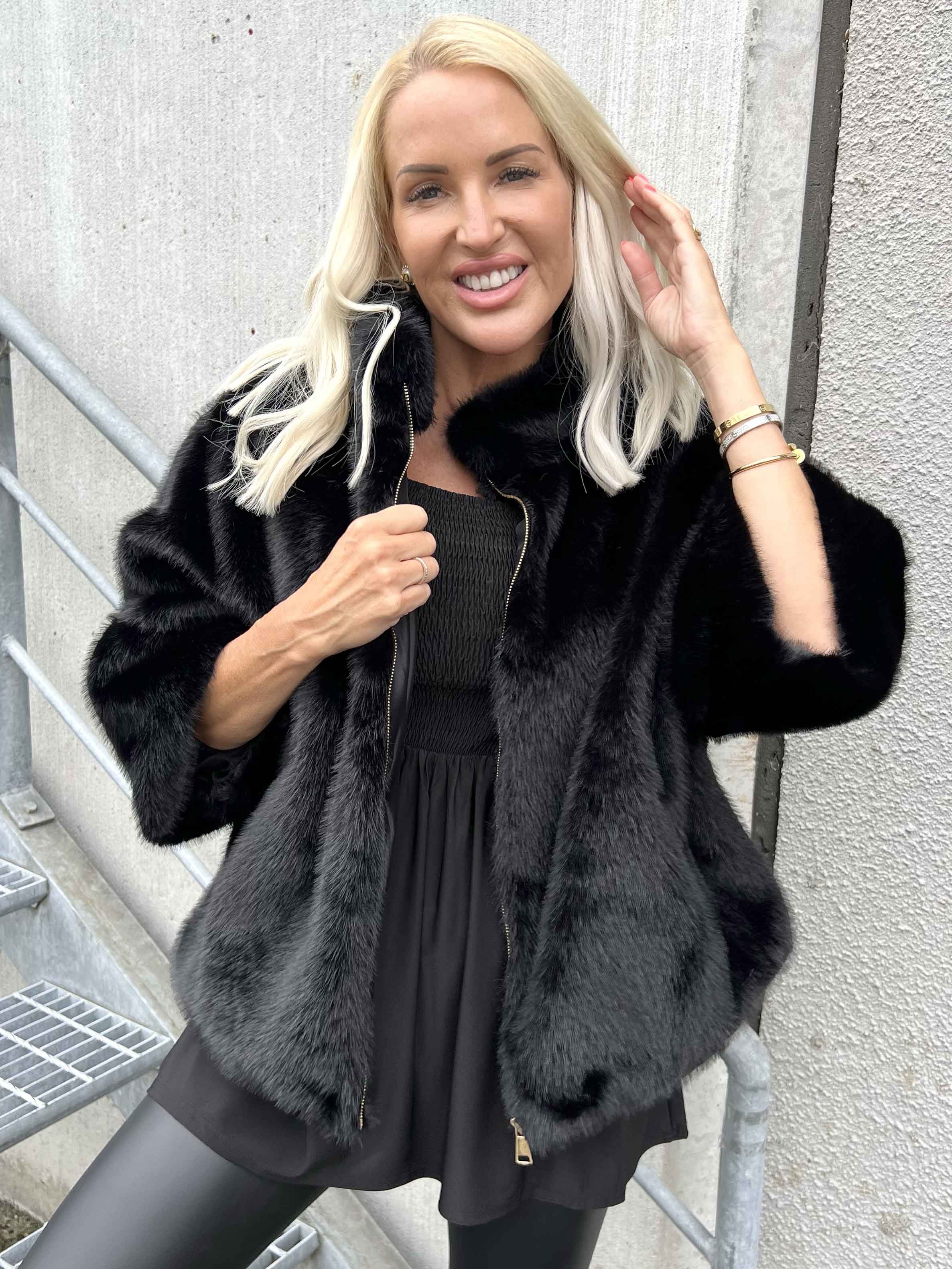 Torrey - Elegant fuskpälsjacka i ljusbeige med 3/4 ärmar