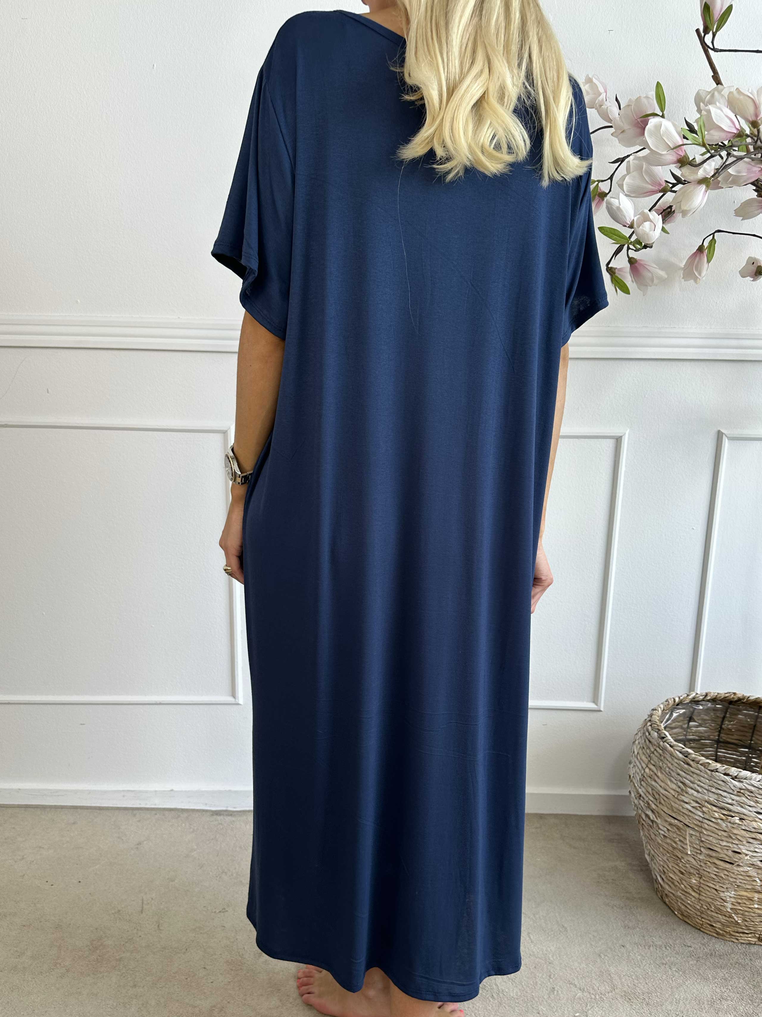 Abbie - Lång t-shirtklänning i viskos som andas