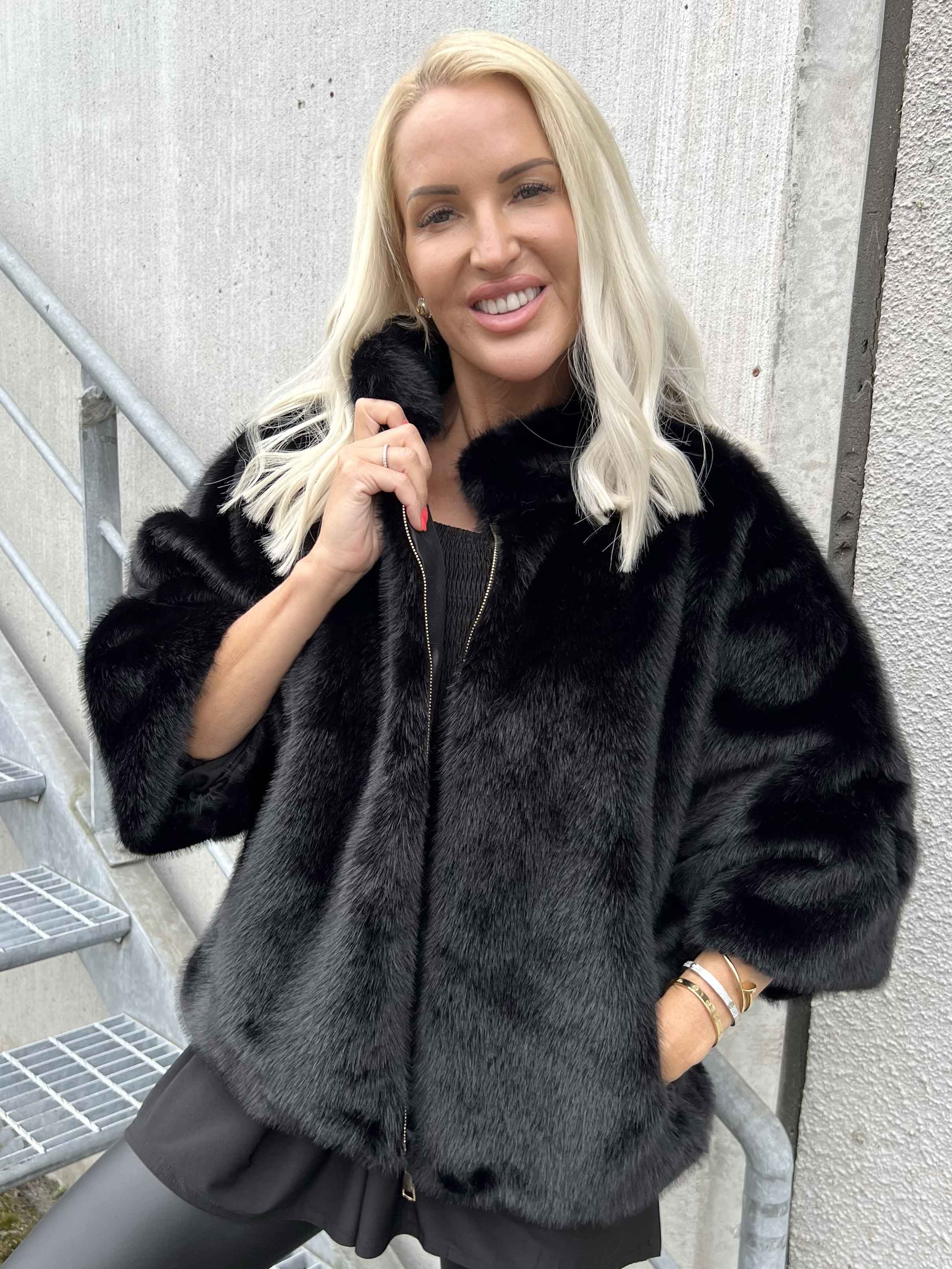 Torrey - Elegant fuskpälsjacka i ljusbeige med 3/4 ärmar