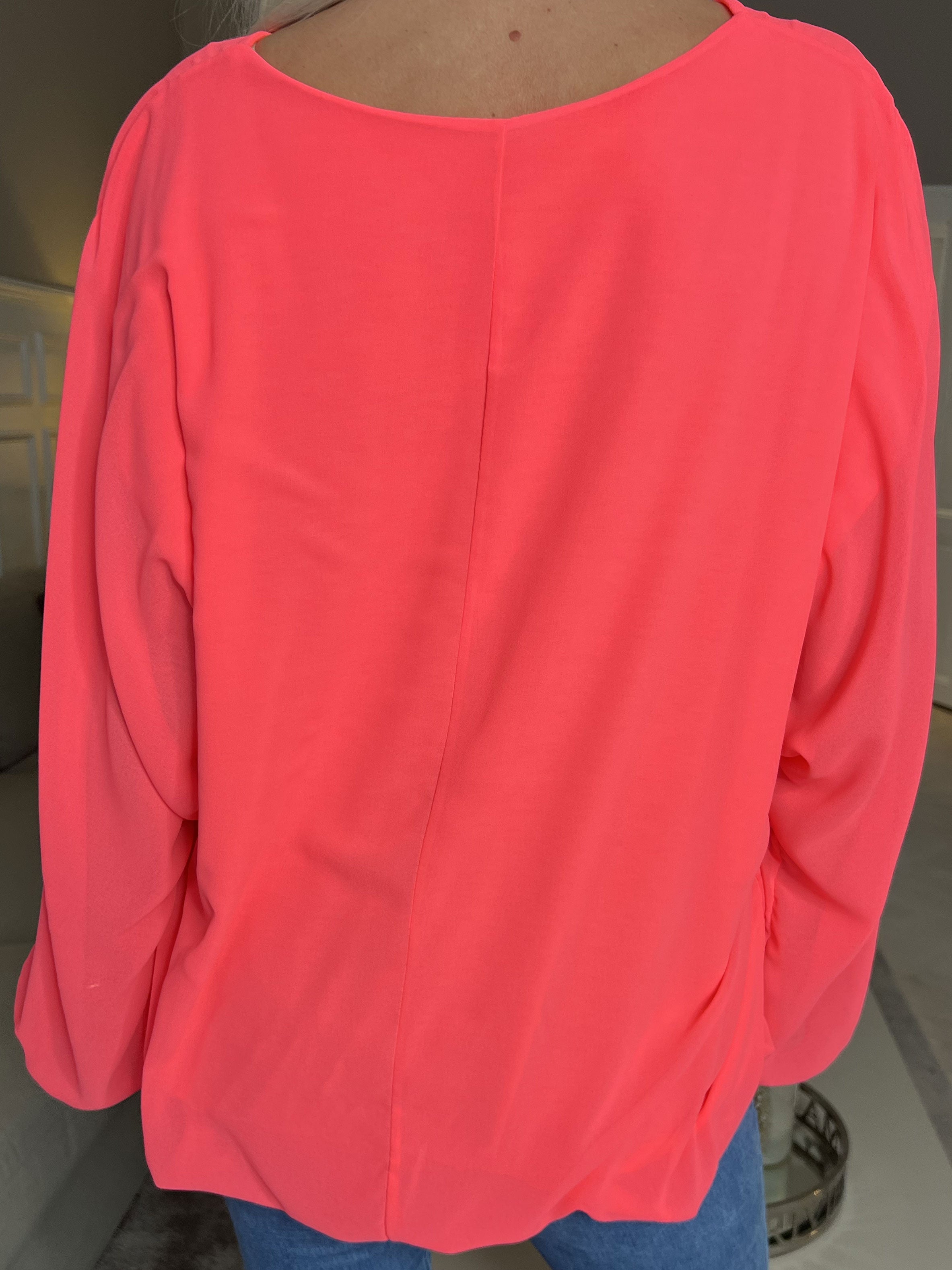 Destiny Plain - Blus i chiffong med fladdermusärmar