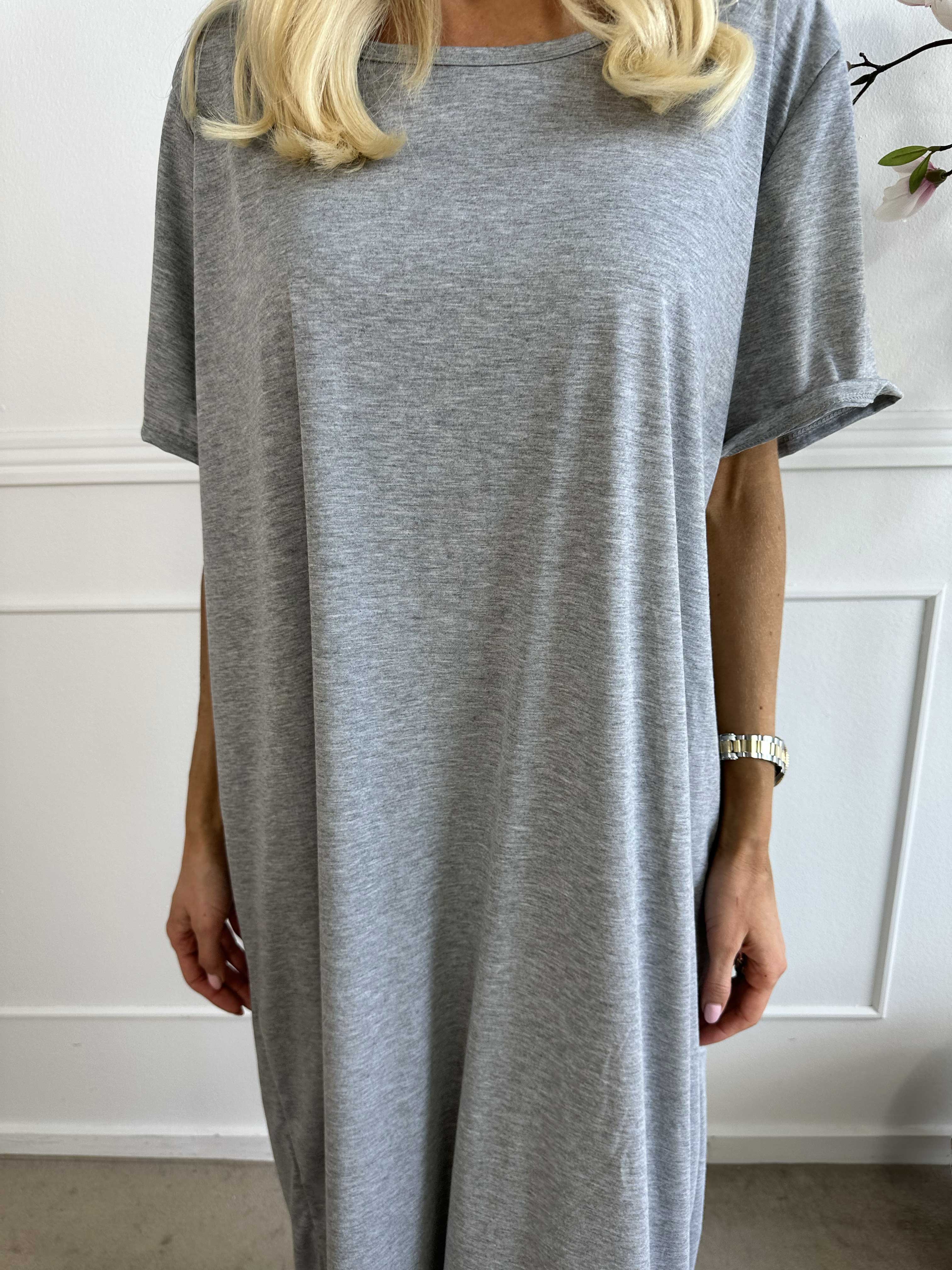 Abbie - Lång t-shirtklänning i viskos som andas