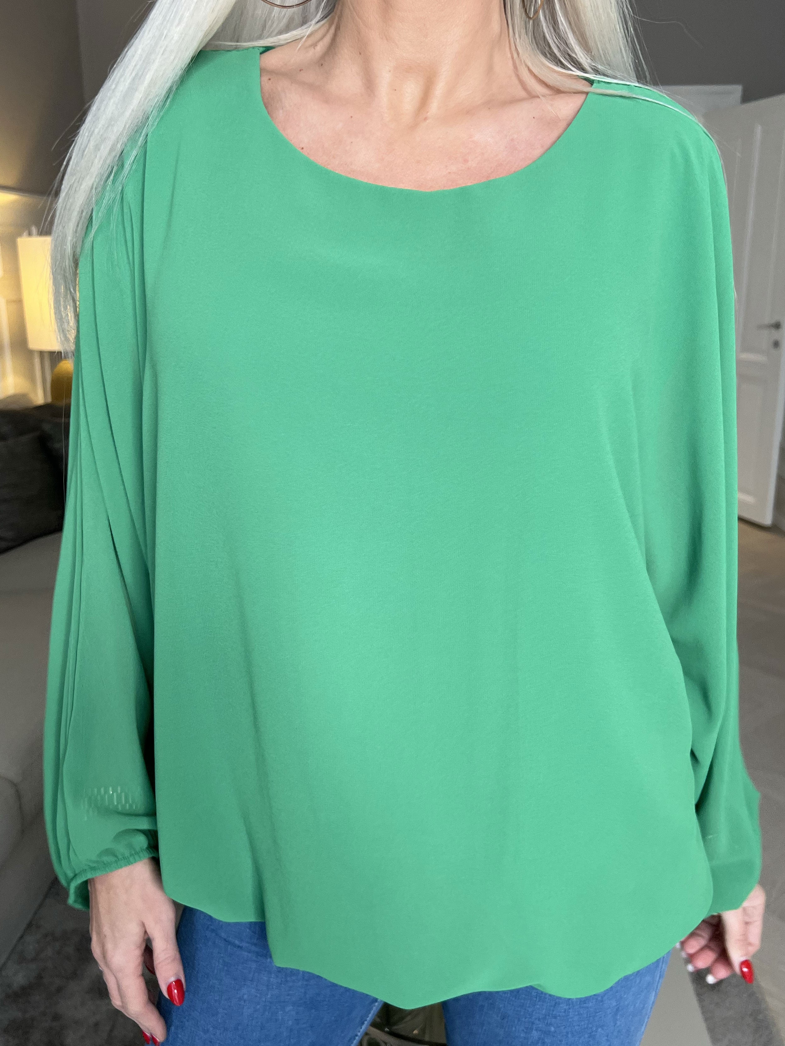 Destiny Plain - Blus i chiffong med fladdermusärmar