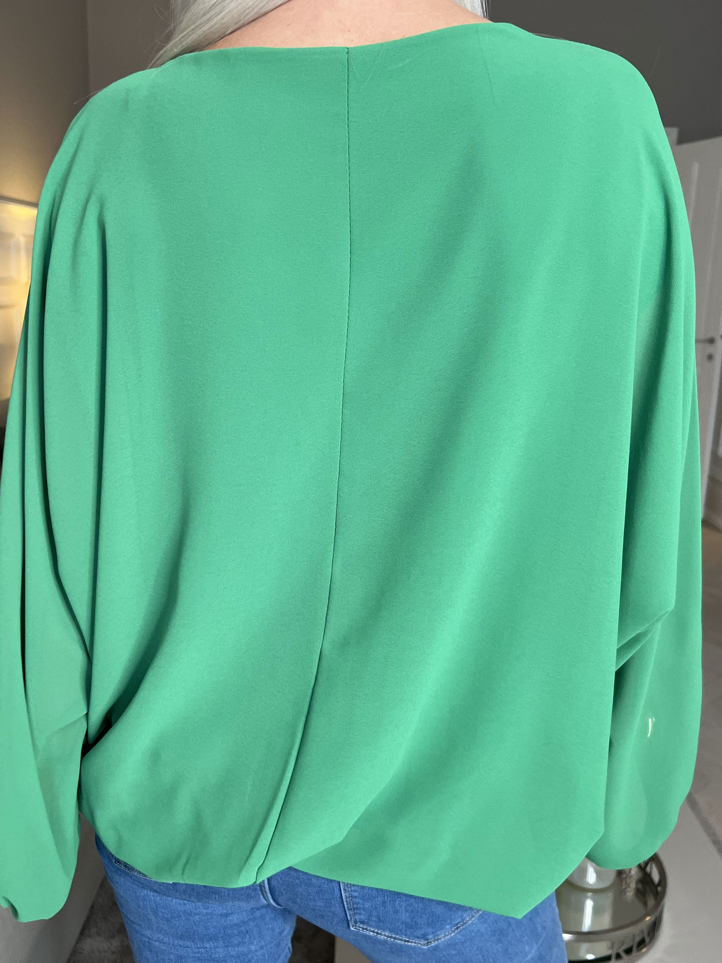 Destiny Plain - Blus i chiffong med fladdermusärmar