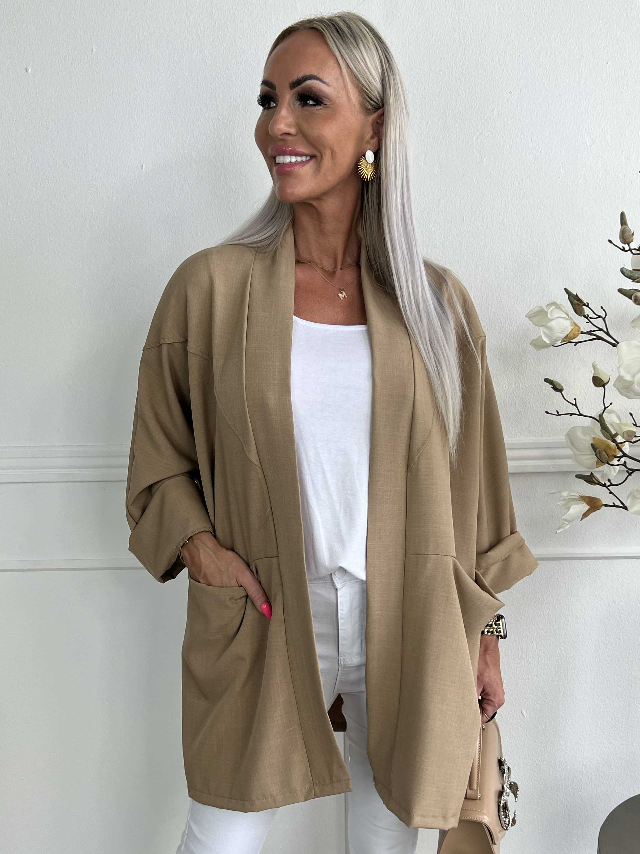 Annah Light Short - Oversized jacka med tydliga sömmar och fickor