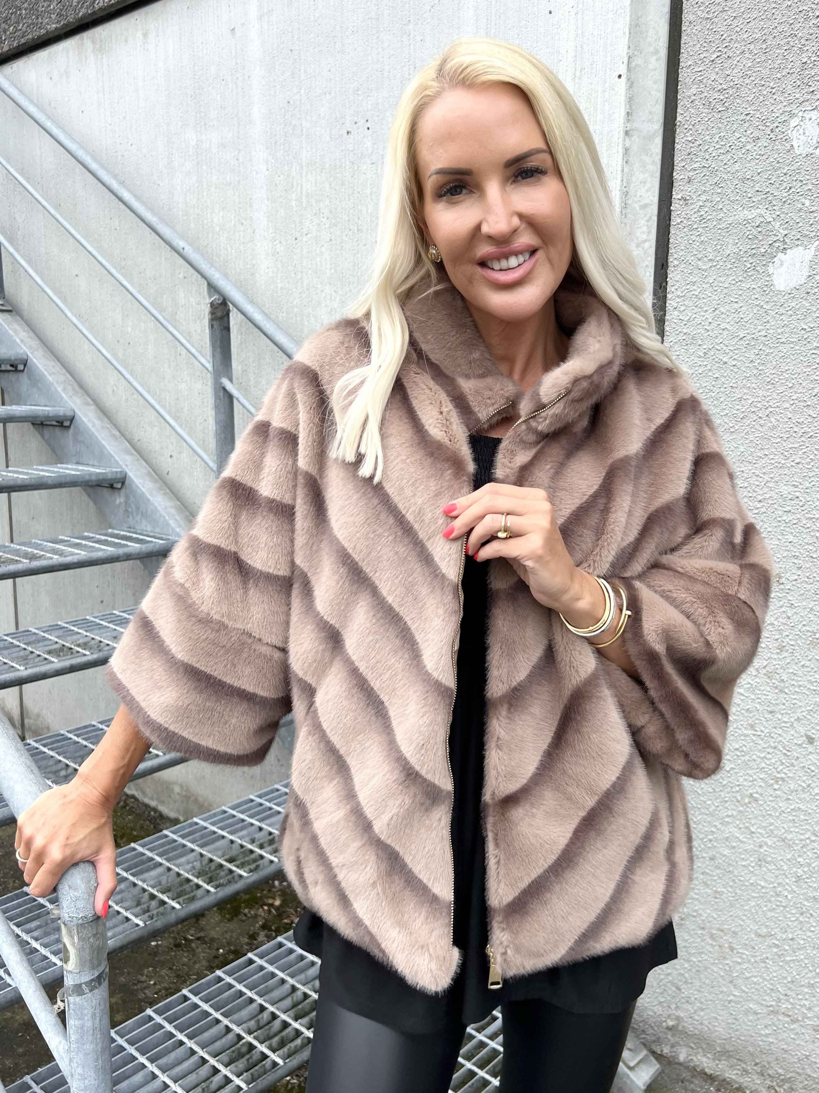 Torrey - Elegant fuskpälsjacka i ljusbeige med 3/4 ärmar