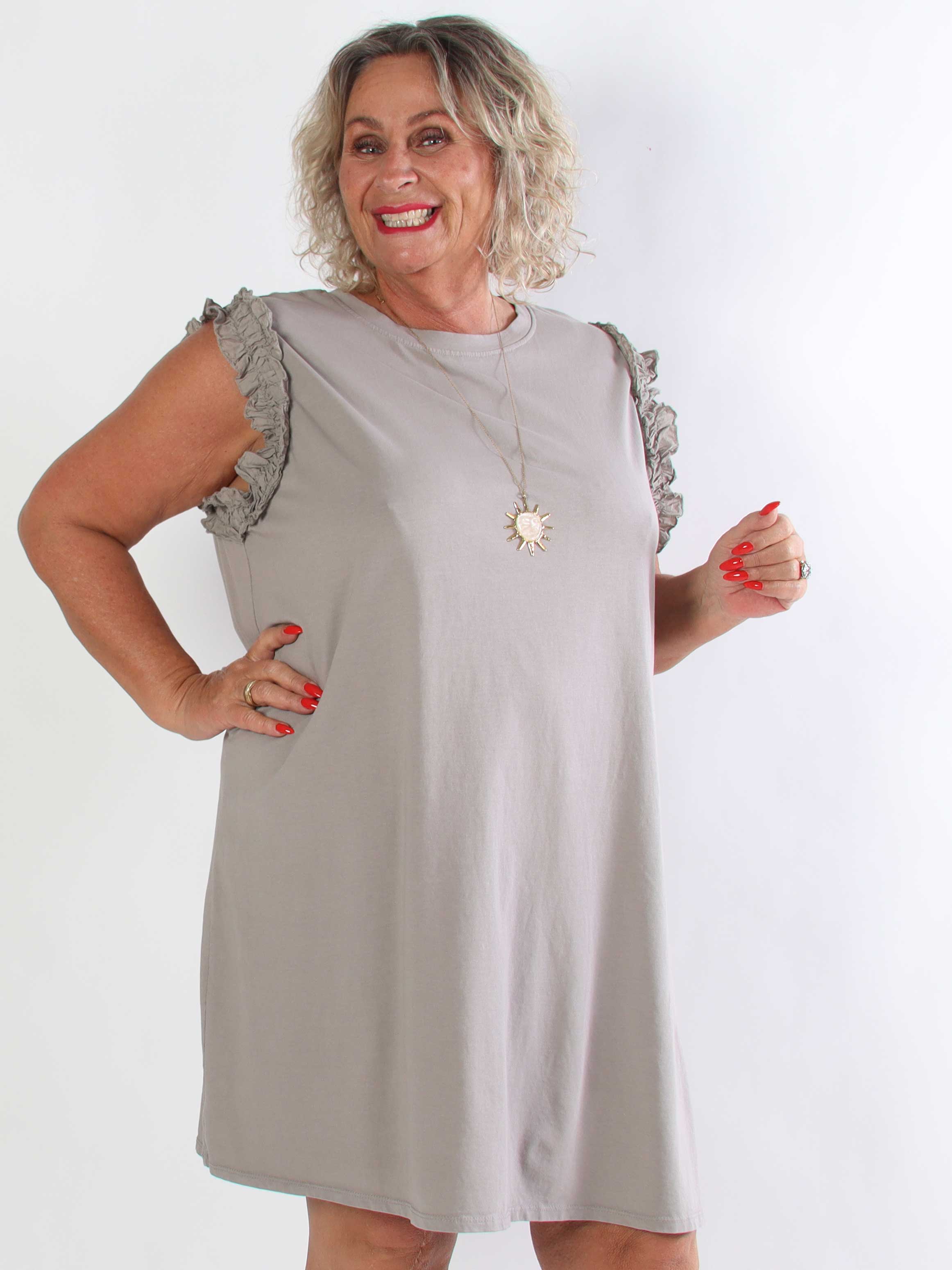 Riley - Plus size T-shirtklänning i mjuk bomull med feminina rynkade ärmar