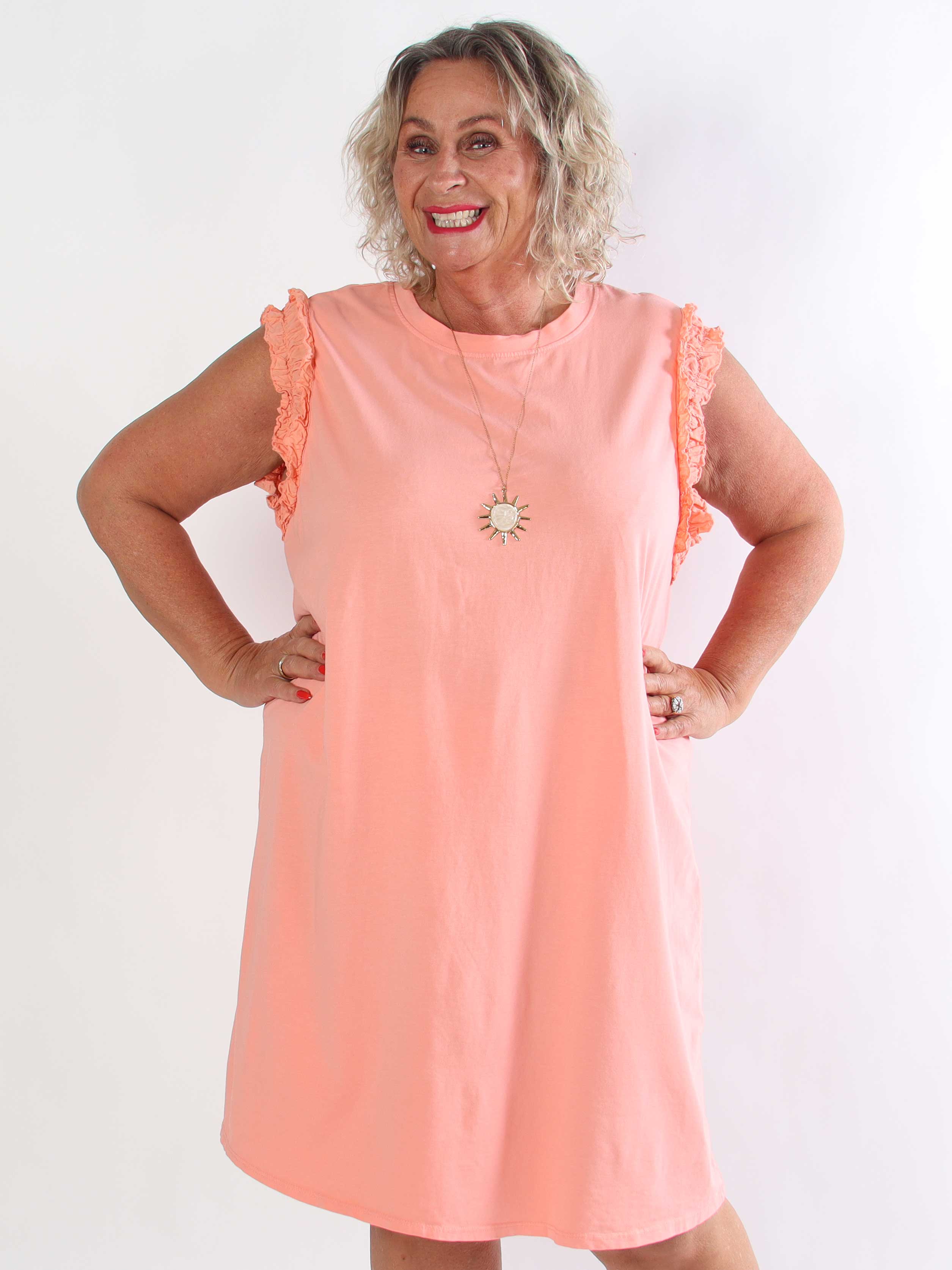 Riley - Plus size T-shirtklänning i mjuk bomull med feminina rynkade ärmar