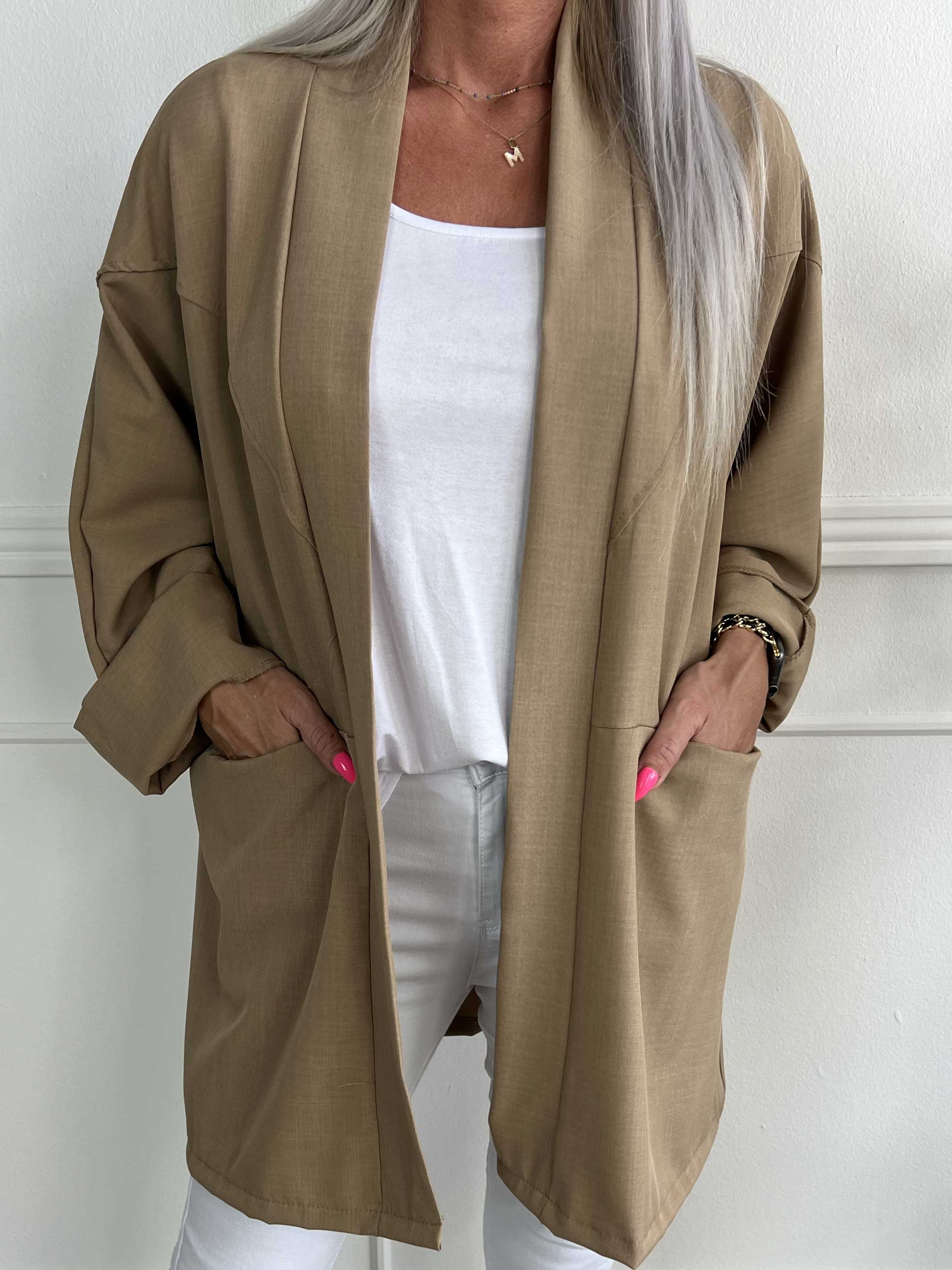 Annah Light Short - Oversized jacka med tydliga sömmar och fickor