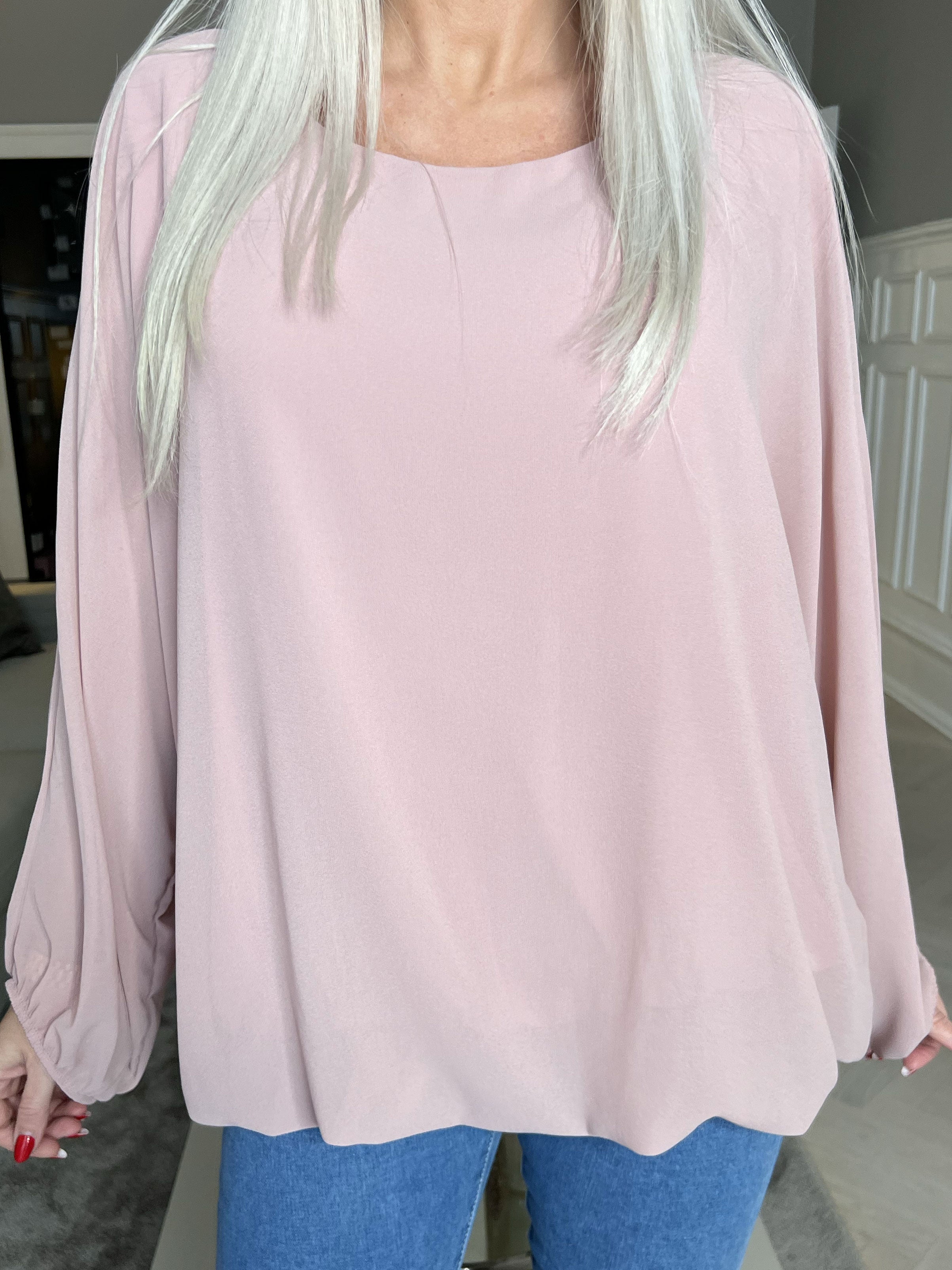Destiny Plain - Blus i chiffong med fladdermusärmar