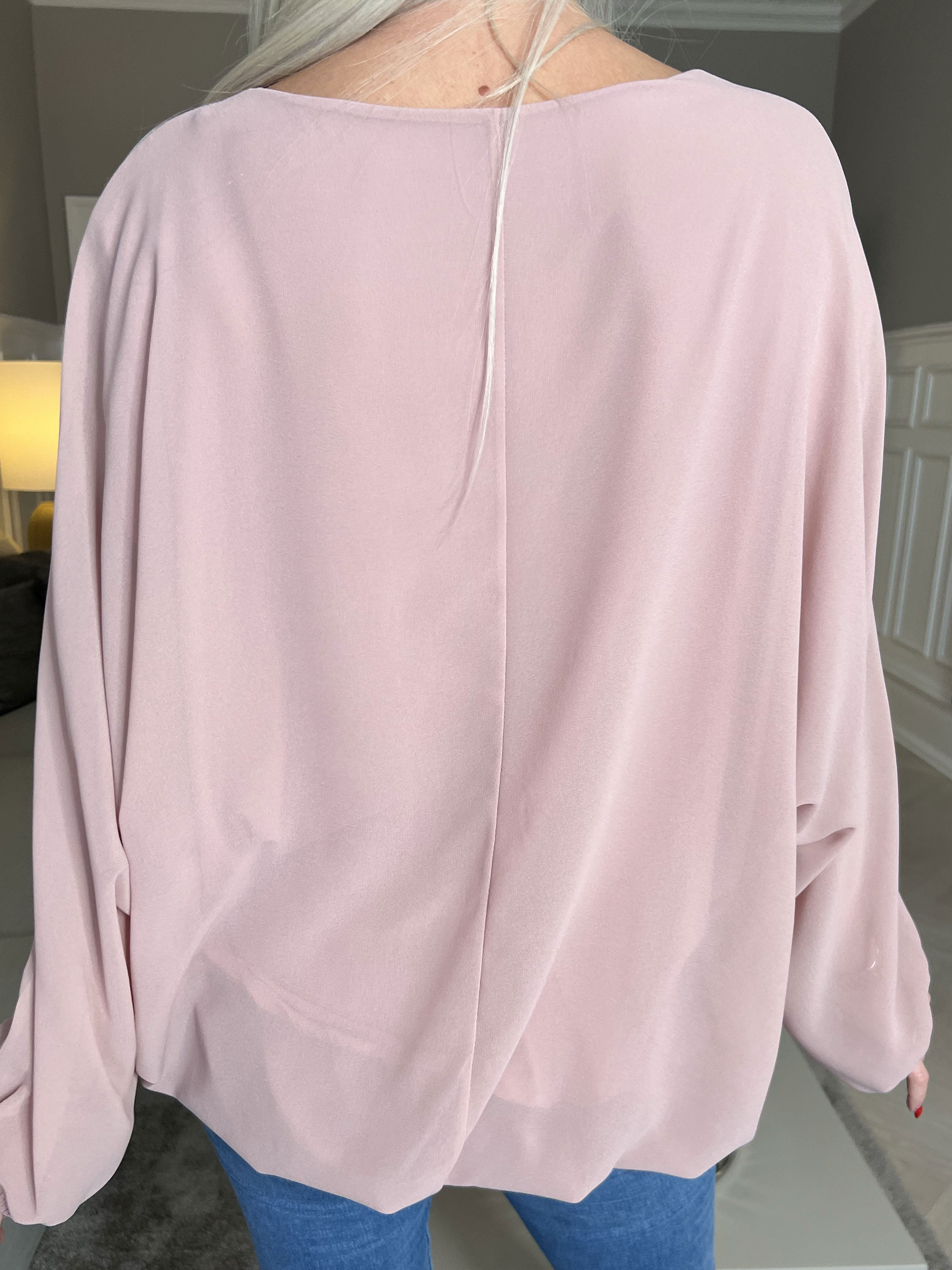 Destiny Plain - Blus i chiffong med fladdermusärmar