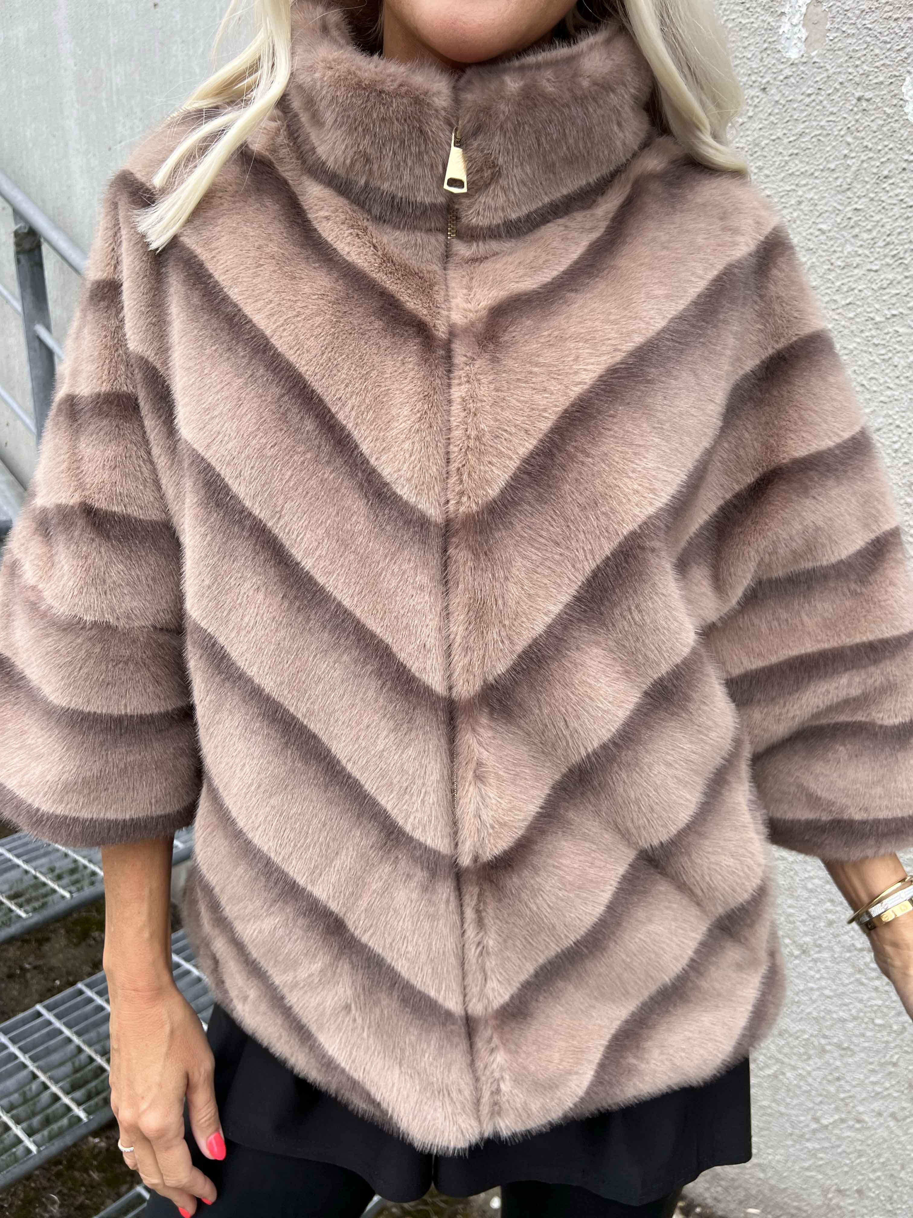 Torrey - Elegant fuskpälsjacka i ljusbeige med 3/4 ärmar