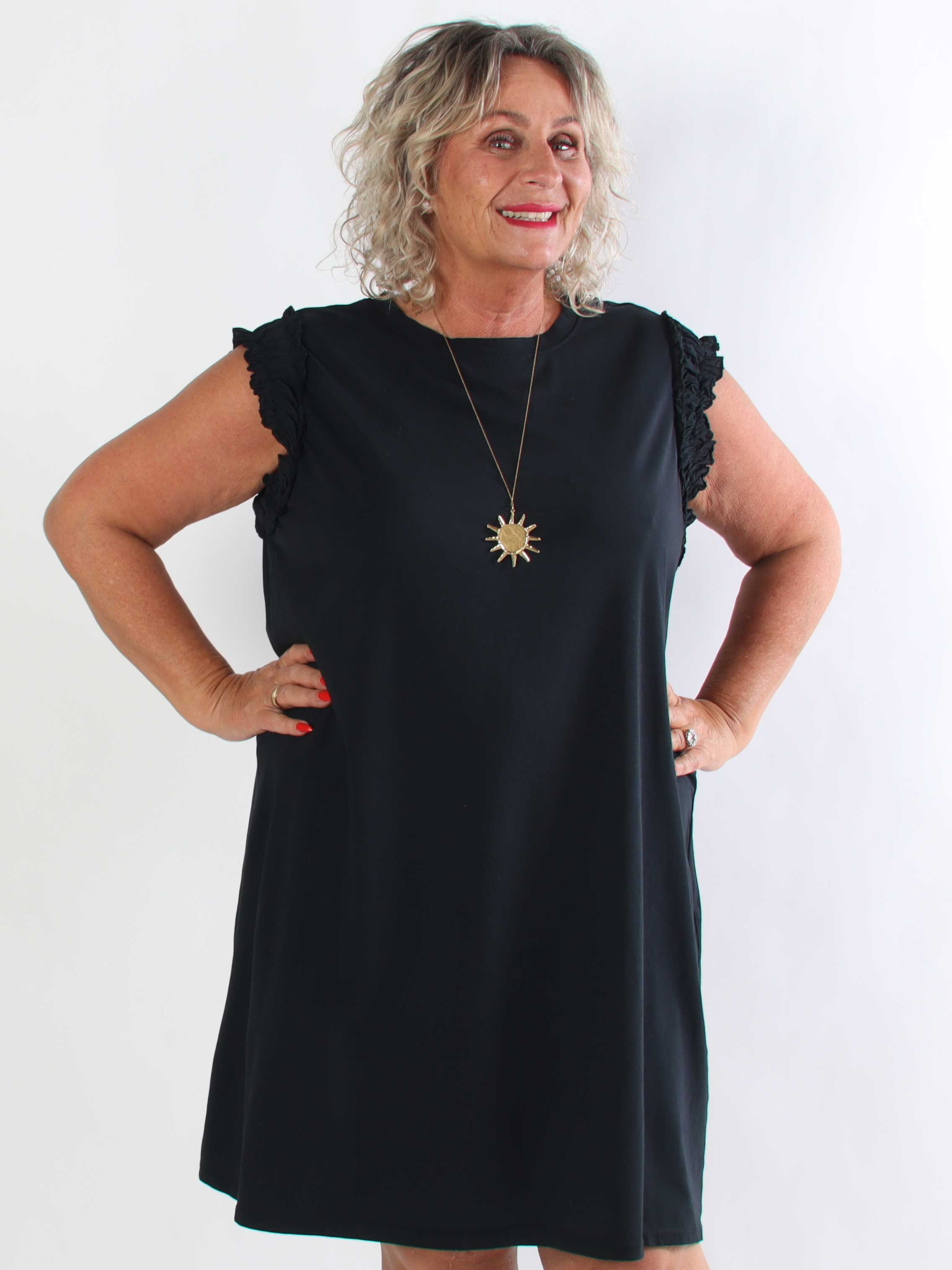 Riley - Plus size T-shirtklänning i mjuk bomull med feminina rynkade ärmar