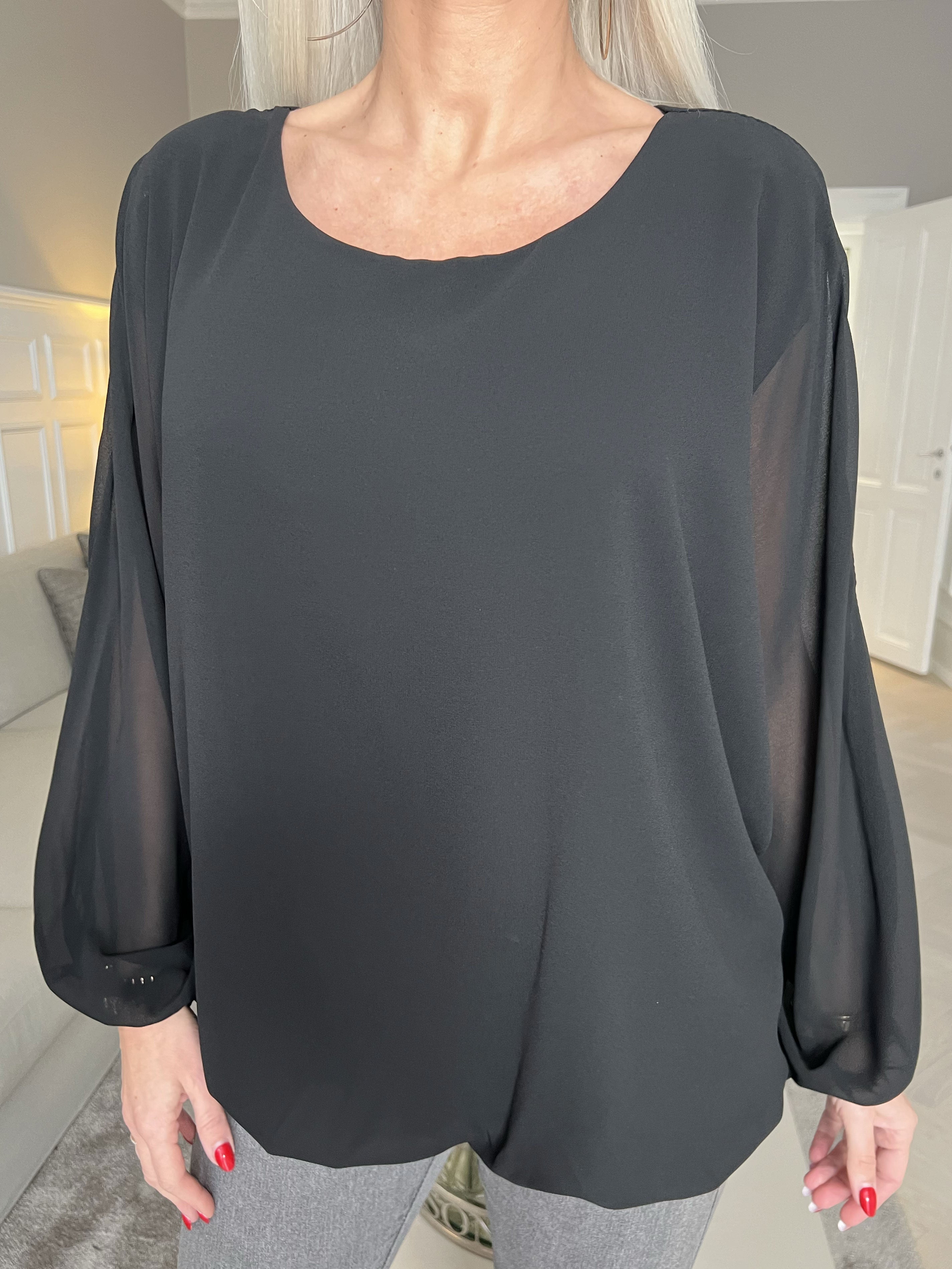 Destiny Plain - Blus i chiffong med fladdermusärmar