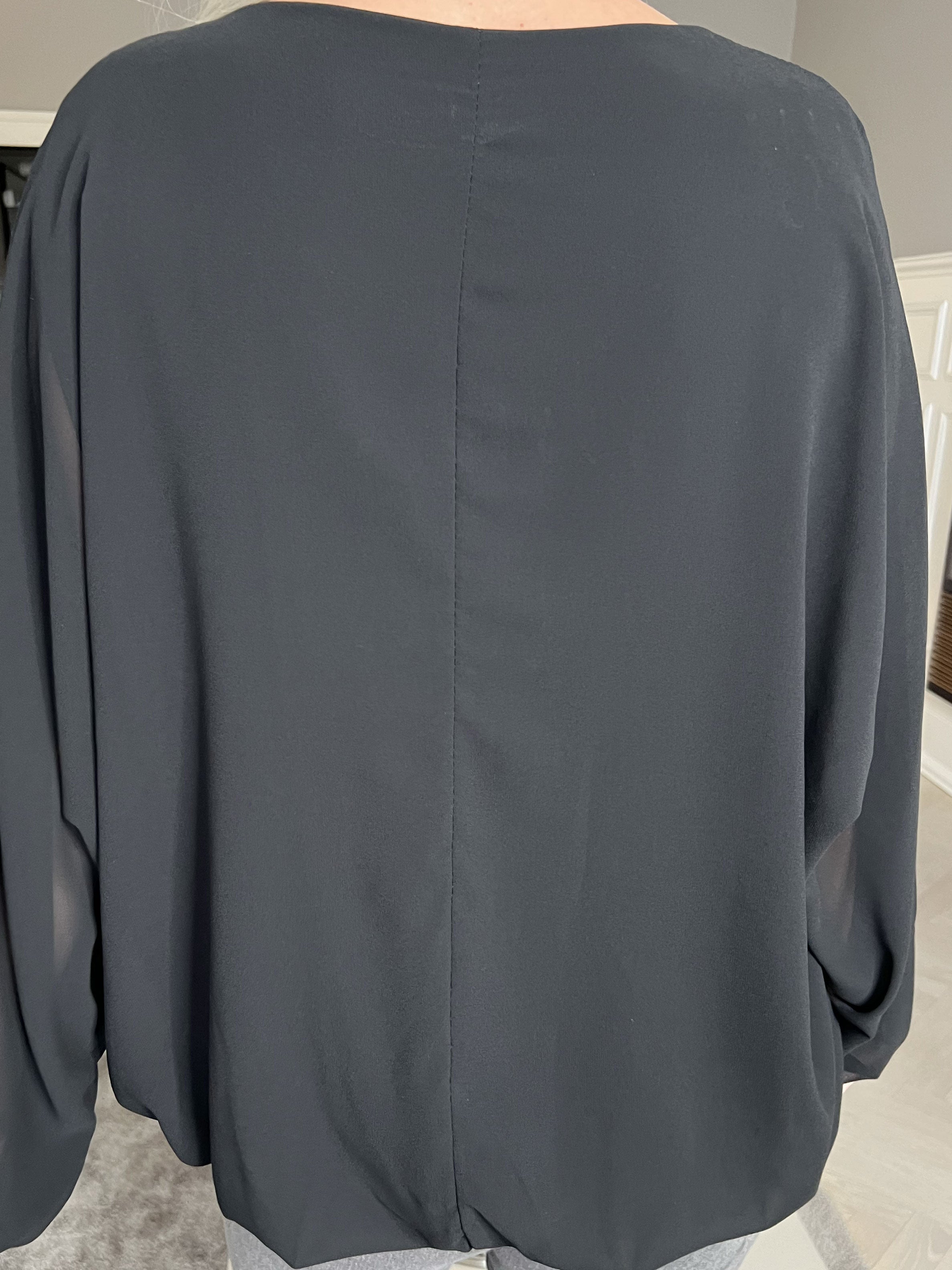 Destiny Plain - Blus i chiffong med fladdermusärmar