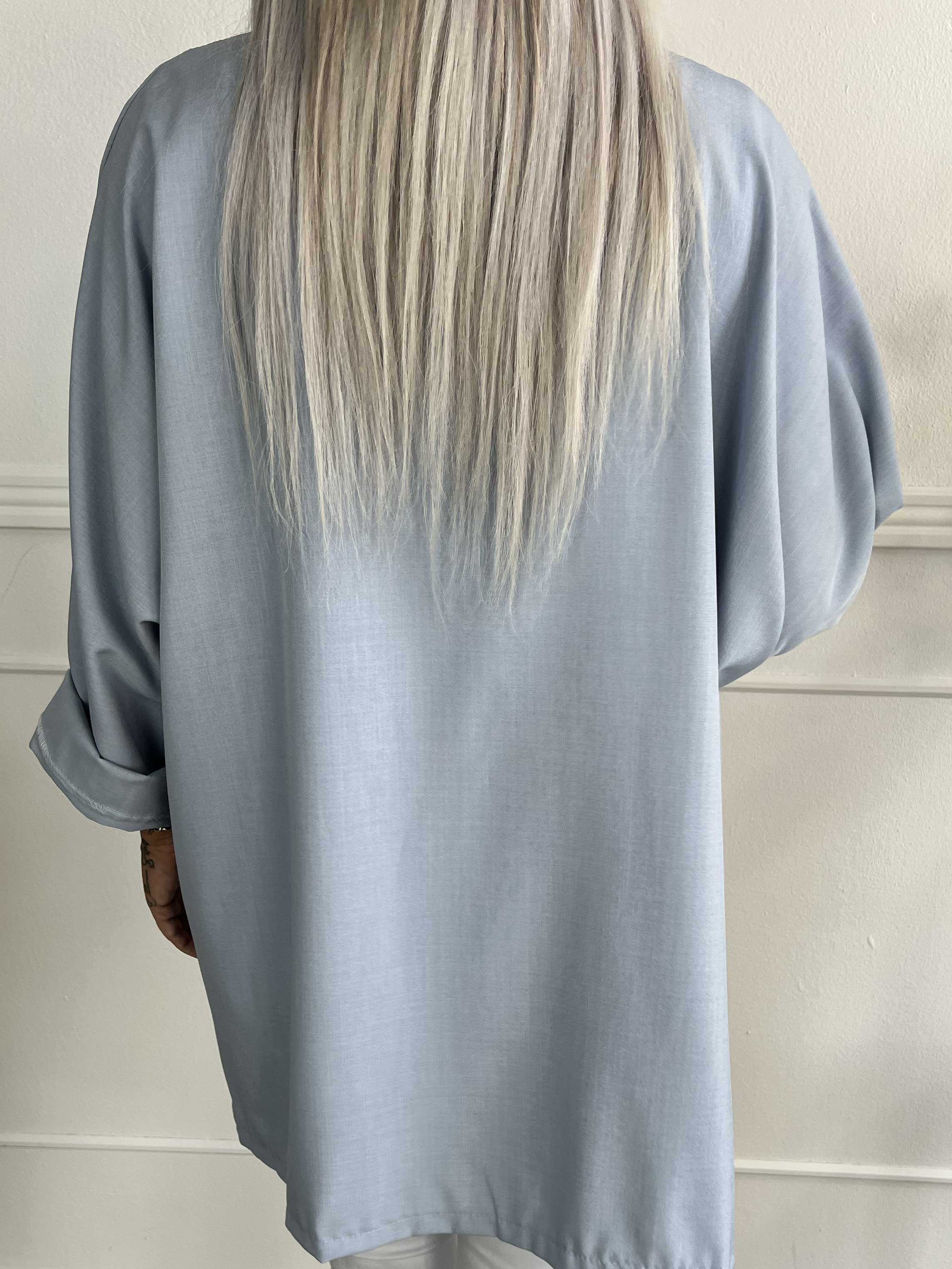 Annah Light Short - Oversized jacka med tydliga sömmar och fickor