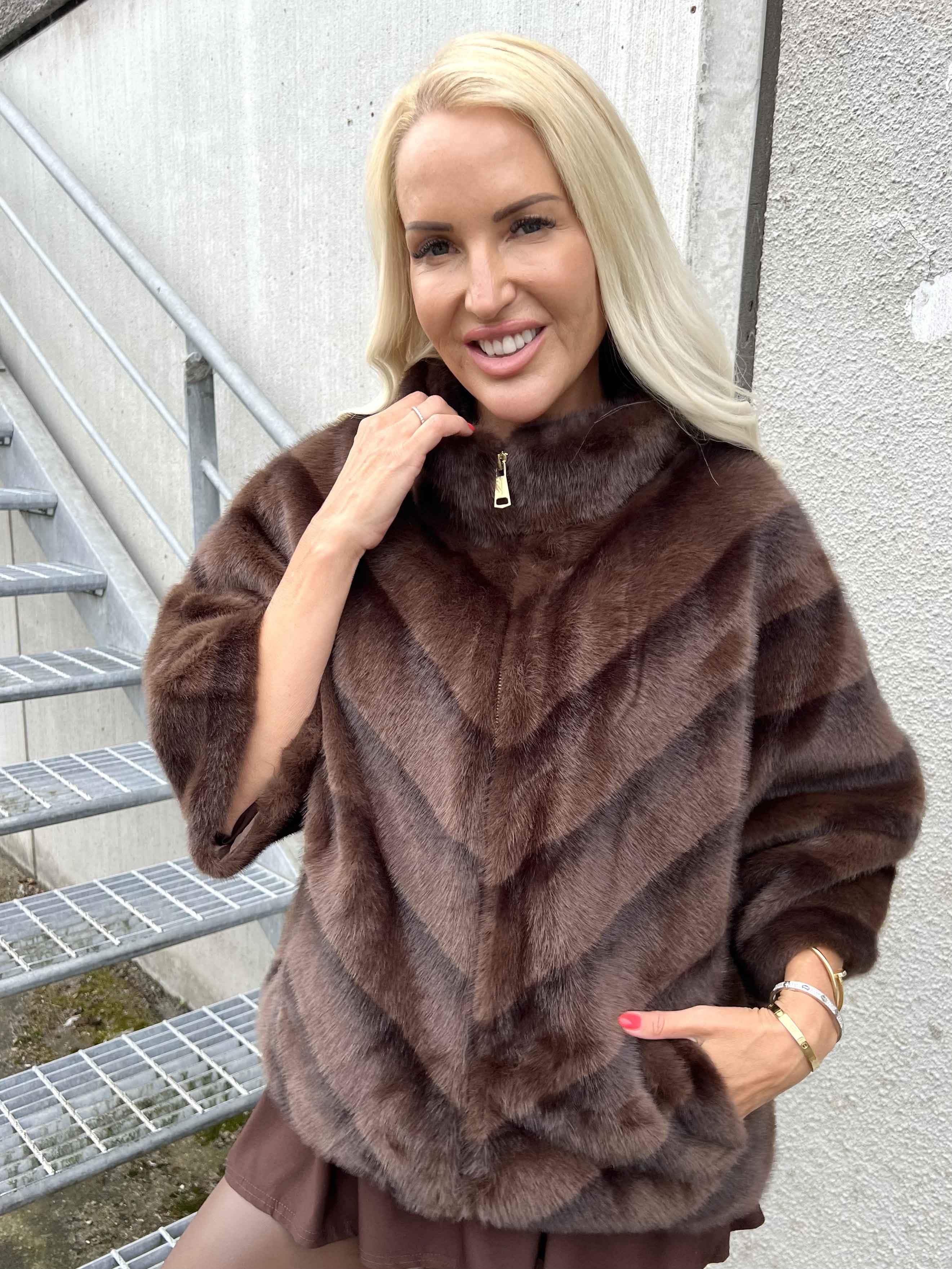 Torrey - Elegant fuskpälsjacka i ljusbeige med 3/4 ärmar