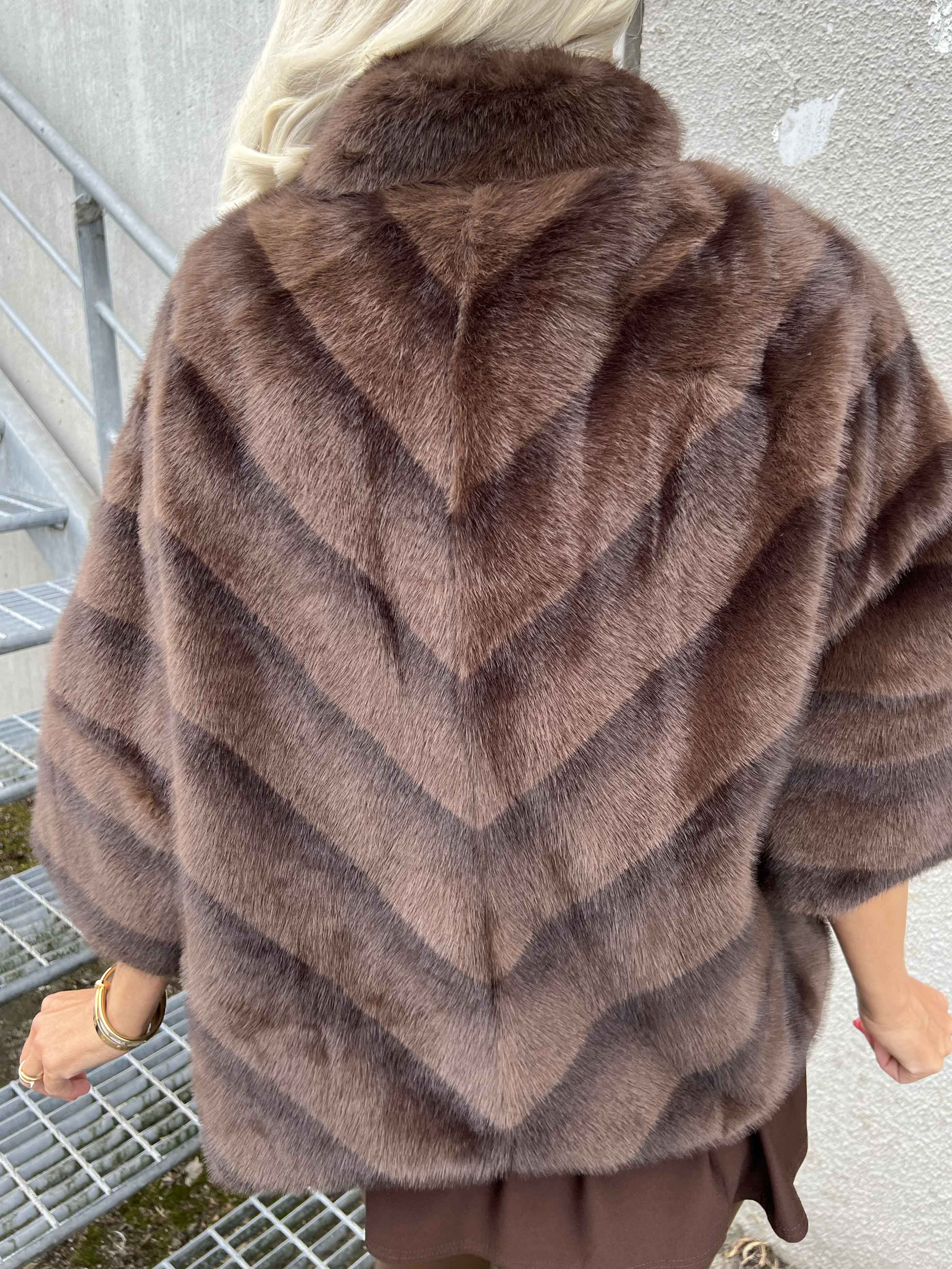 Torrey - Elegant fuskpälsjacka i ljusbeige med 3/4 ärmar