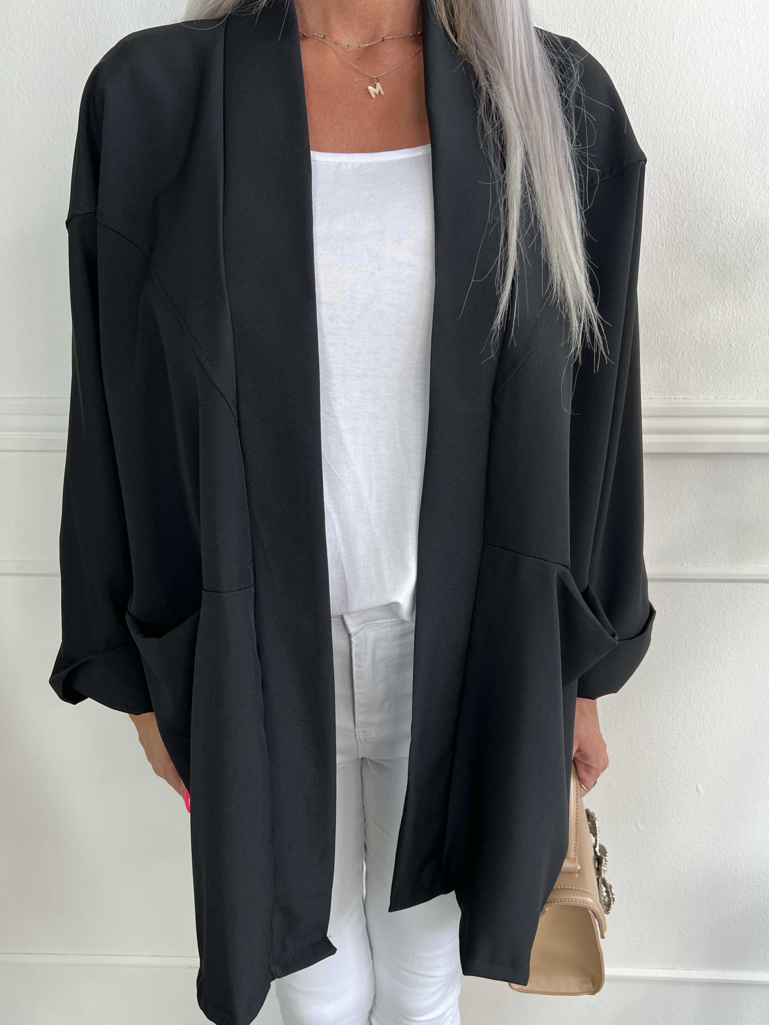 Annah Light Short - Oversized jacka med tydliga sömmar och fickor