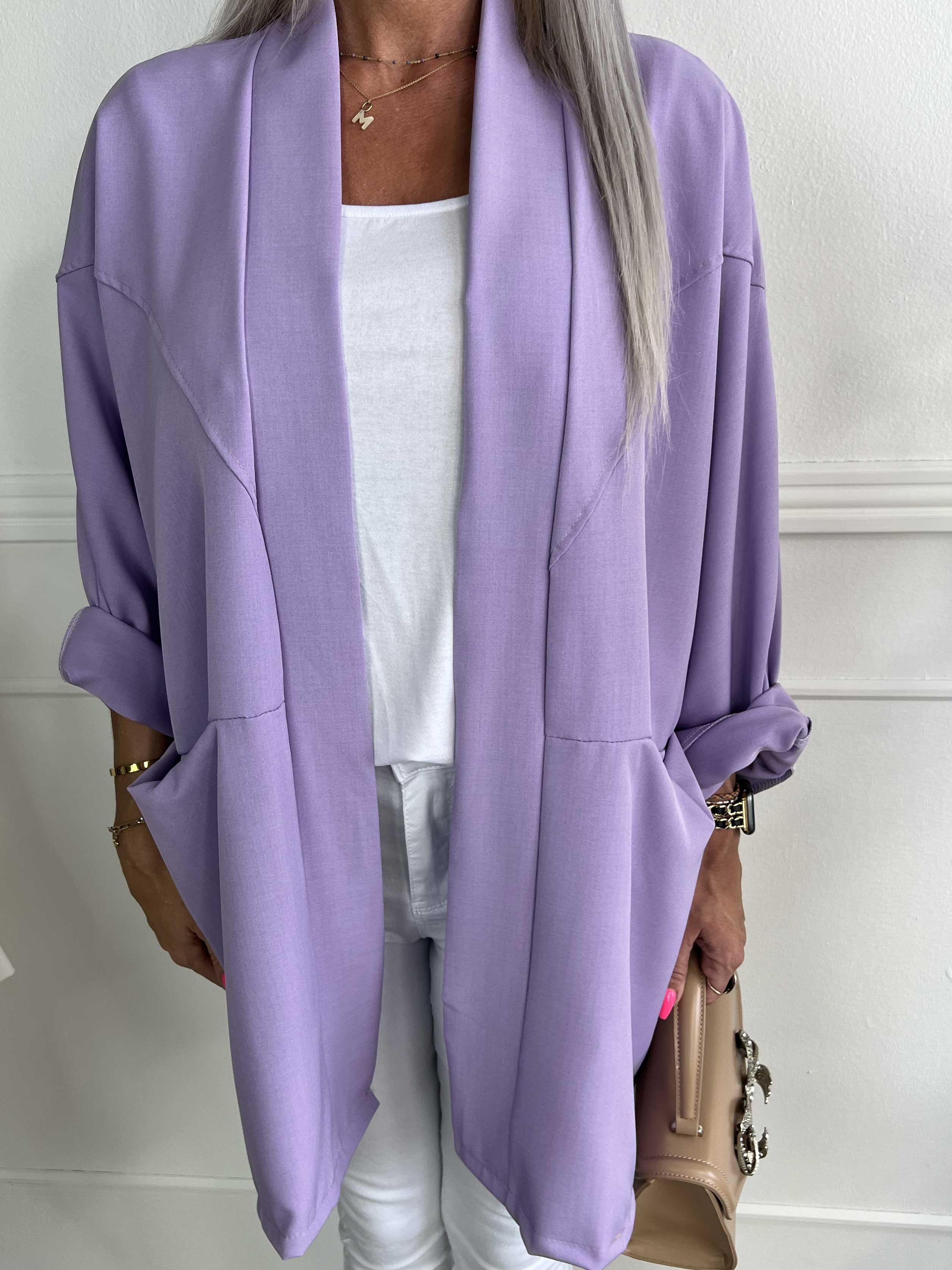 Annah Light Short - Oversized jacka med tydliga sömmar och fickor