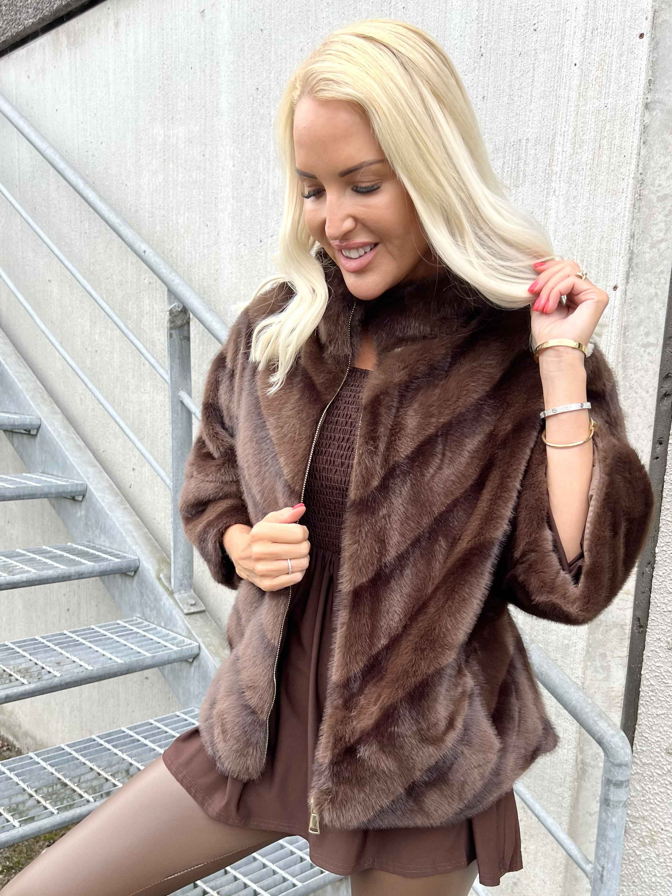 Torrey - Elegant fuskpälsjacka i ljusbeige med 3/4 ärmar