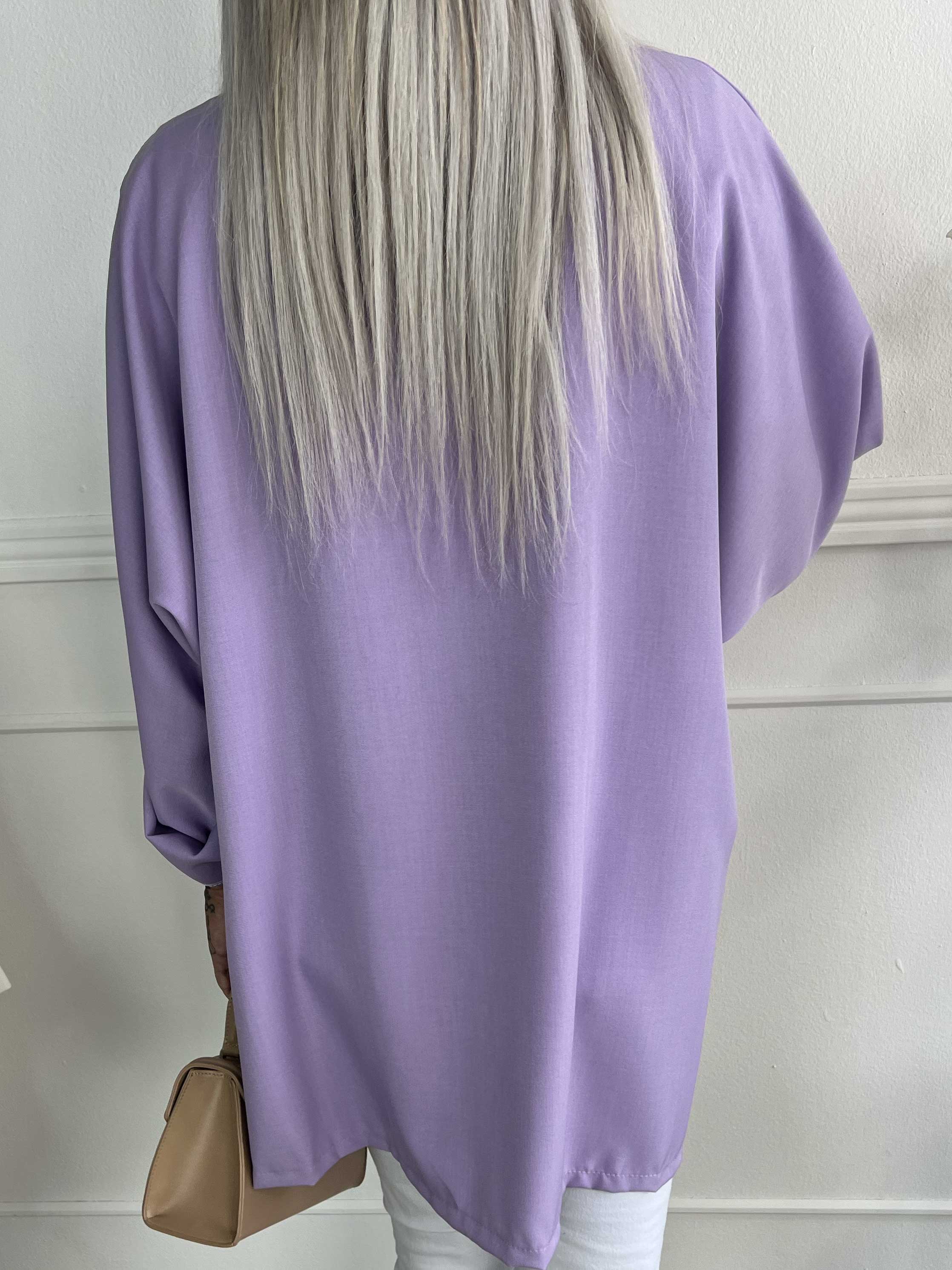 Annah Light Short - Oversized jacka med tydliga sömmar och fickor