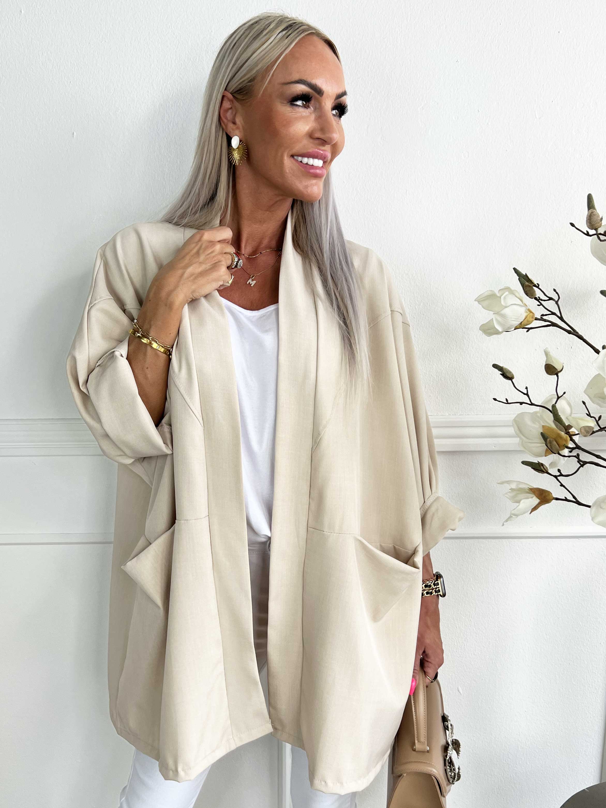 Annah Light Short - Oversized jacka med tydliga sömmar och fickor