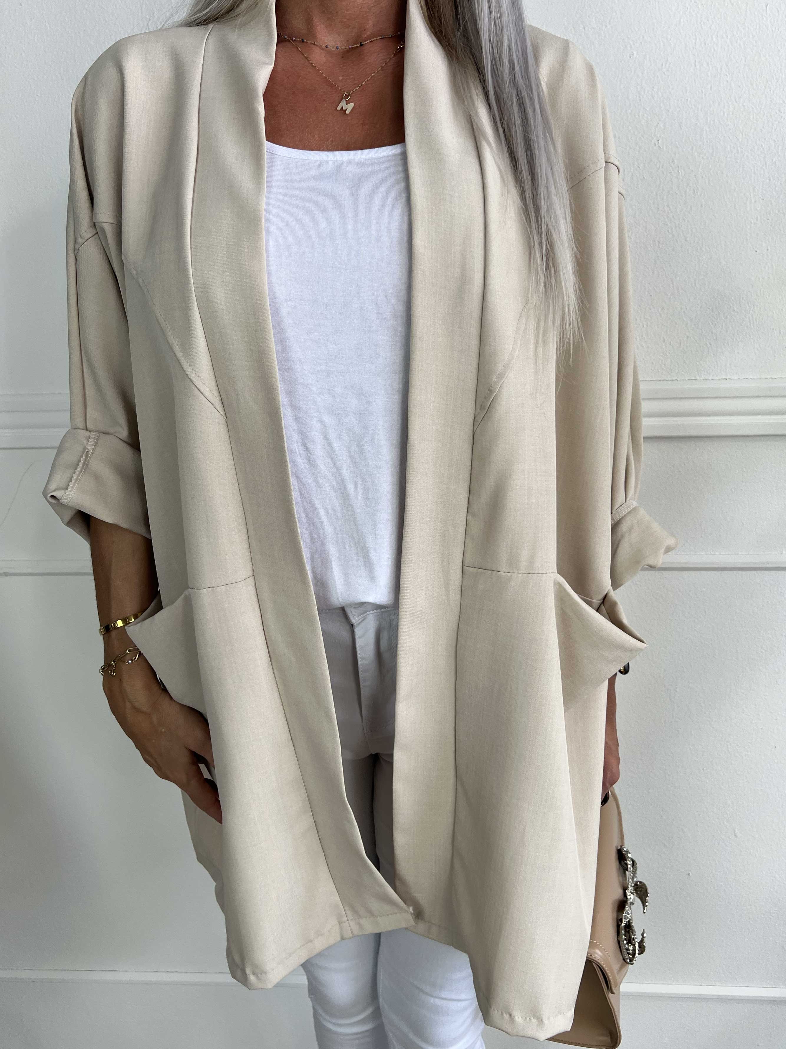 Annah Light Short - Oversized jacka med tydliga sömmar och fickor