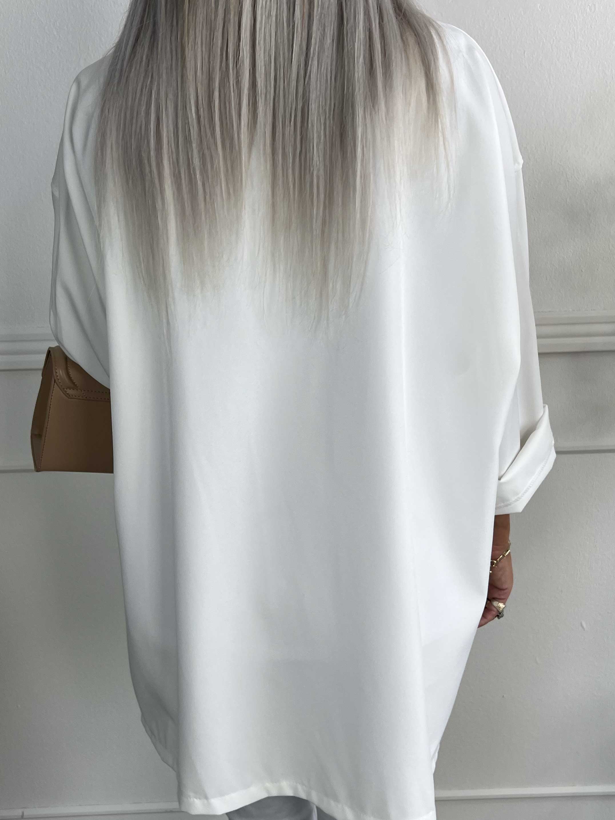 Annah Light Short - Oversized jacka med tydliga sömmar och fickor
