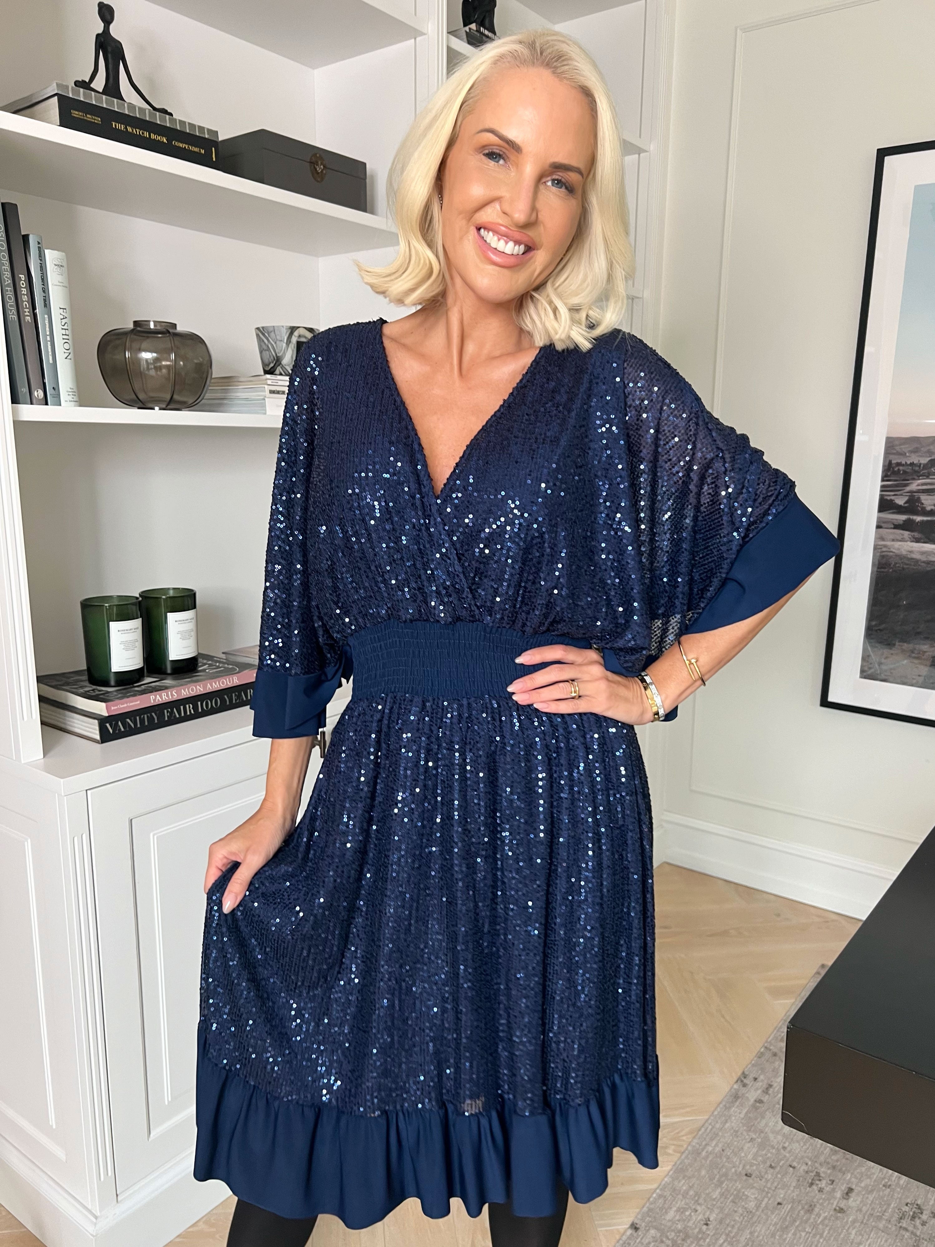 Pamela Glitter Short - Paljettklänning i plus size med volanger och smock