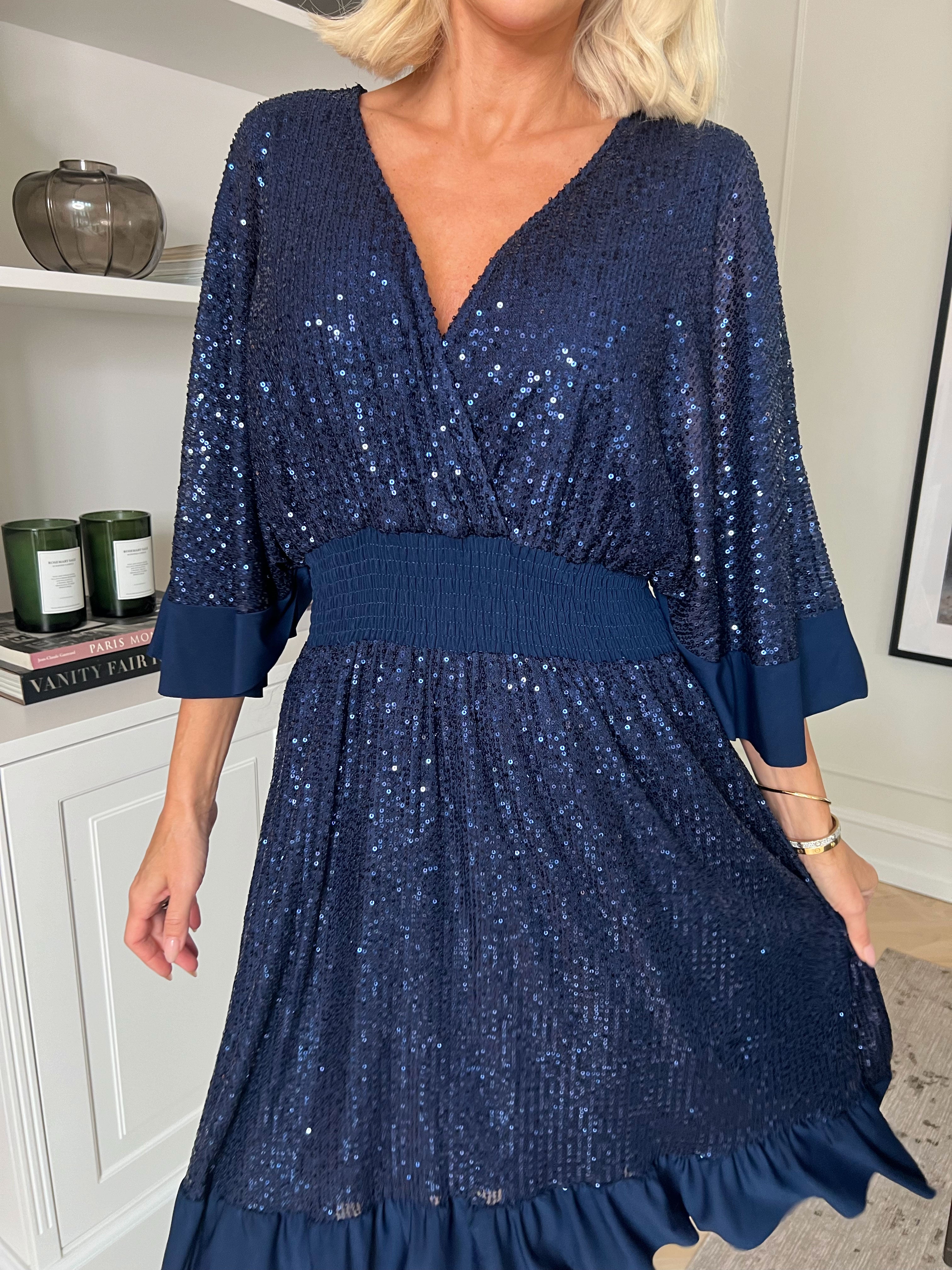 Pamela Glitter Short - Paljettklänning i plus size med volanger och smock