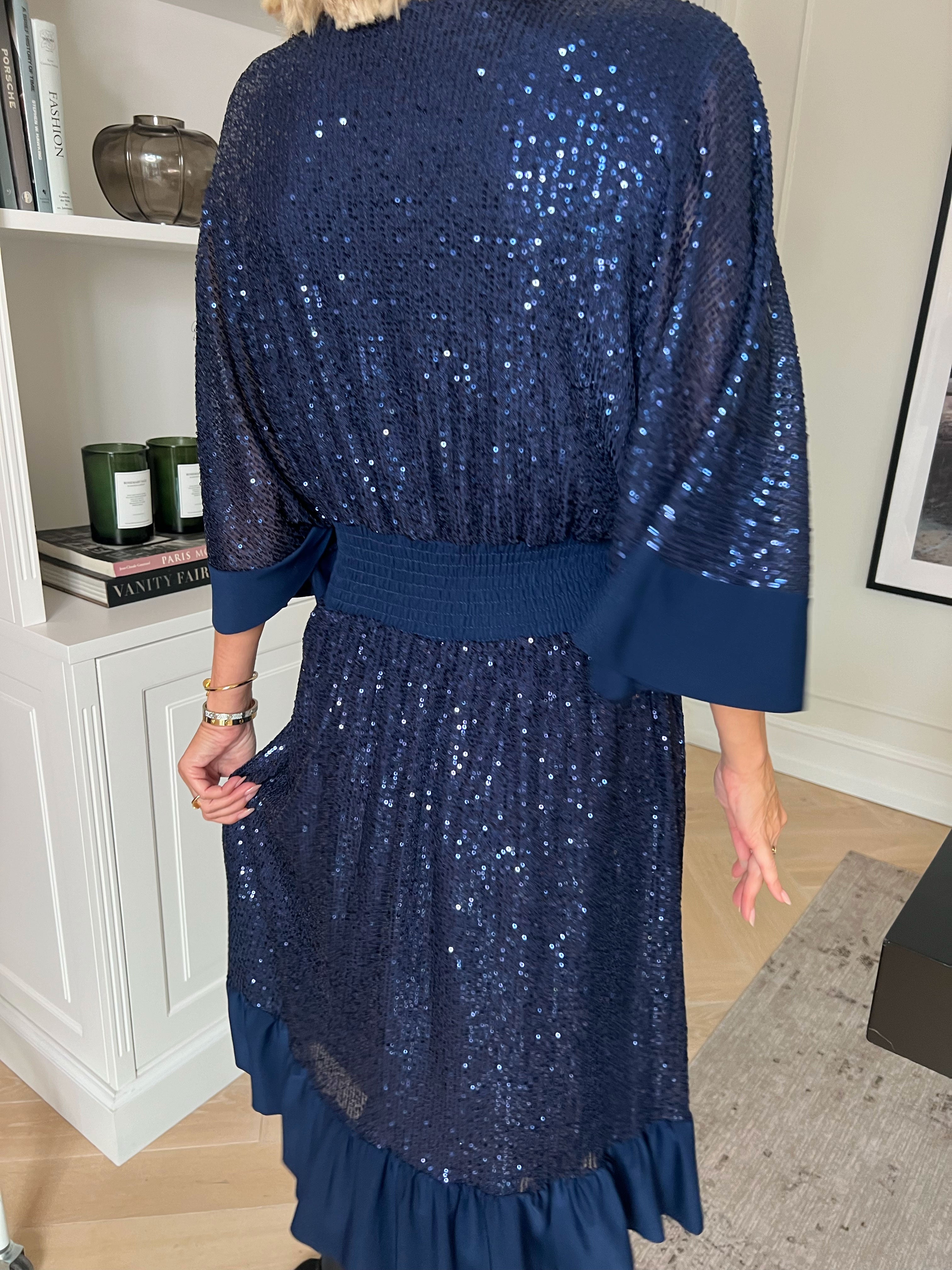 Pamela Glitter Short - Paljettklänning i plus size med volanger och smock