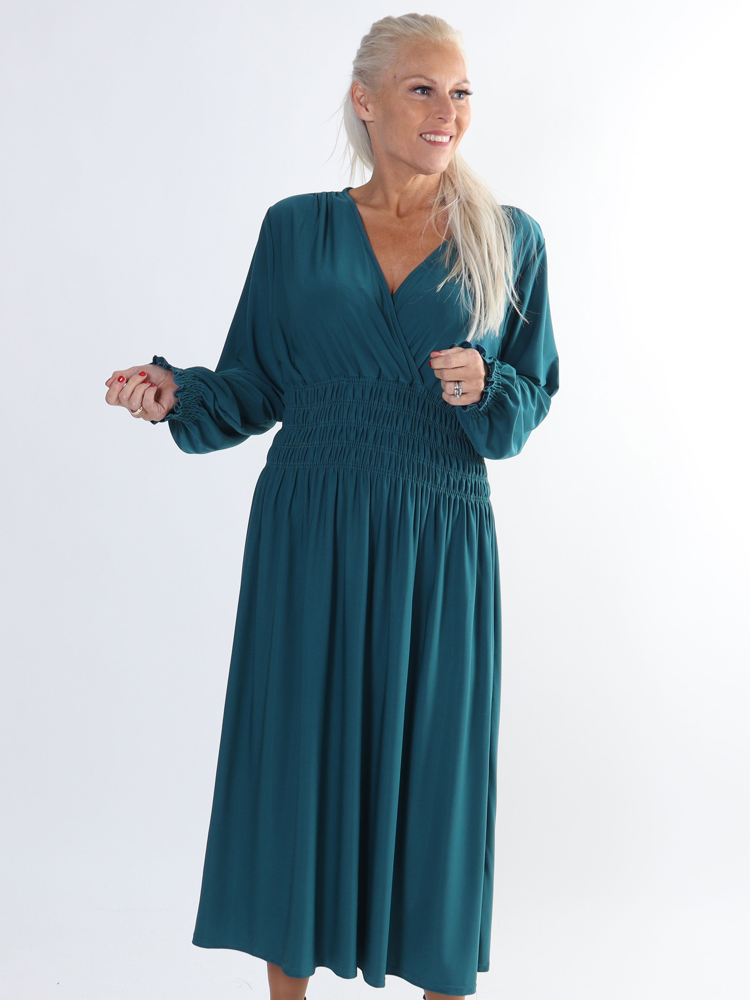 Pams Plain Midi L/S - Elastisk klänning i plus size med smock