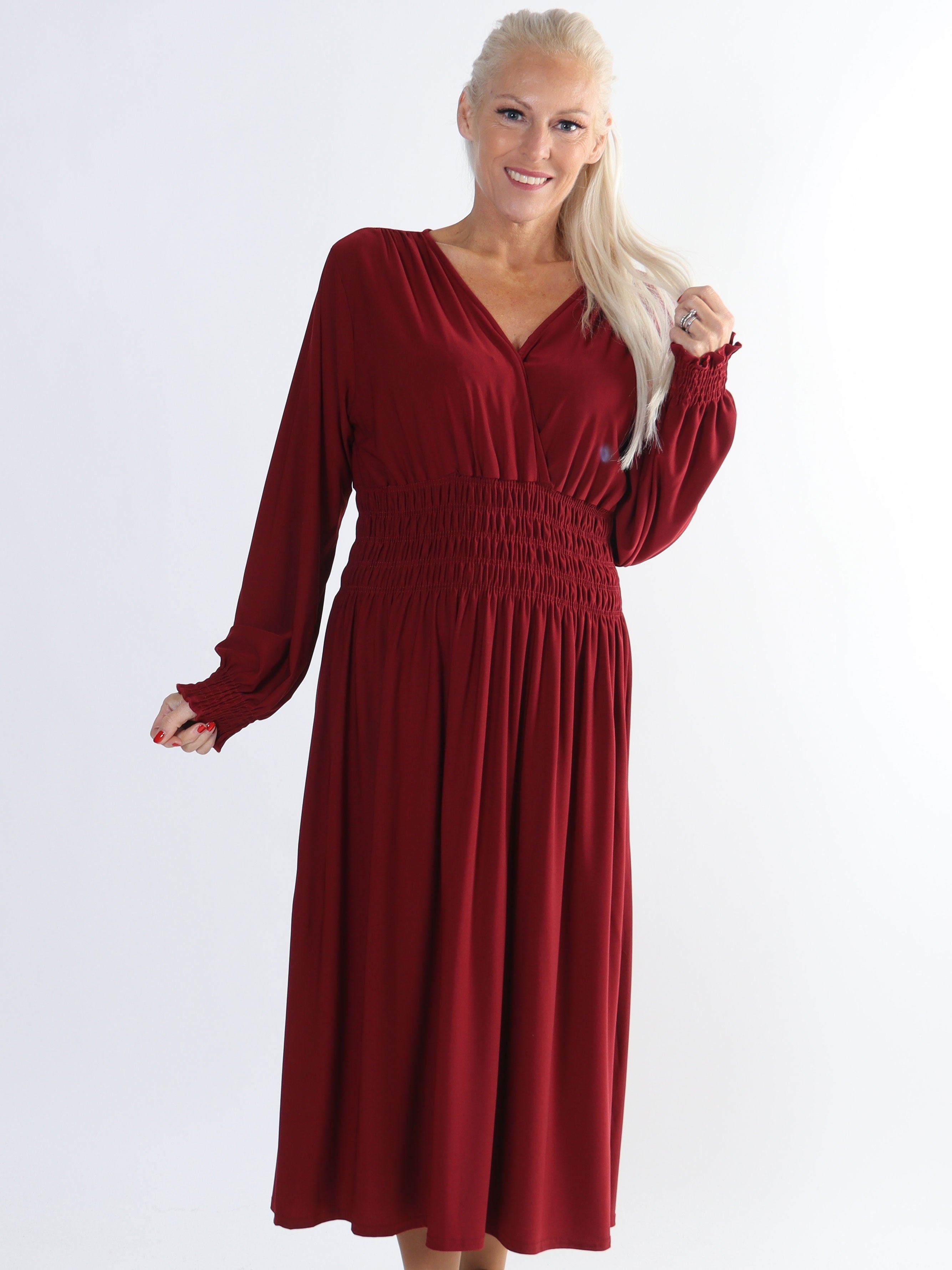 Pams Plain Midi L/S - Elastisk klänning i plus size med smock