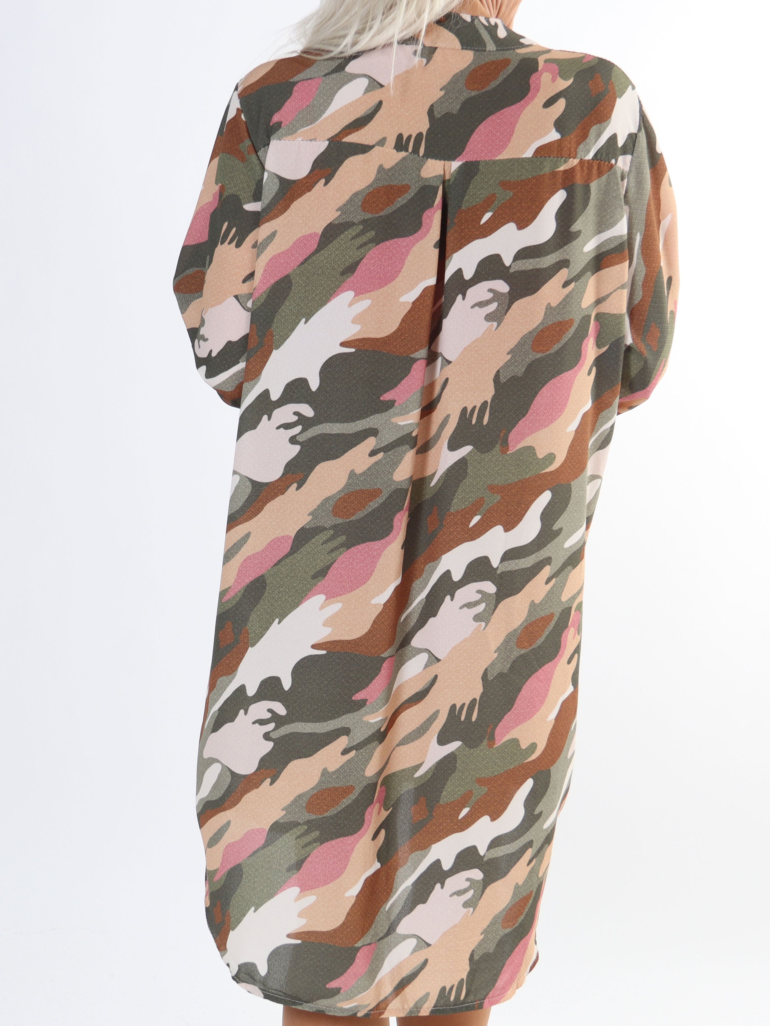 Vanesa Dress Camo - Lätt och luftig plus size klänning i kamouflagemönster