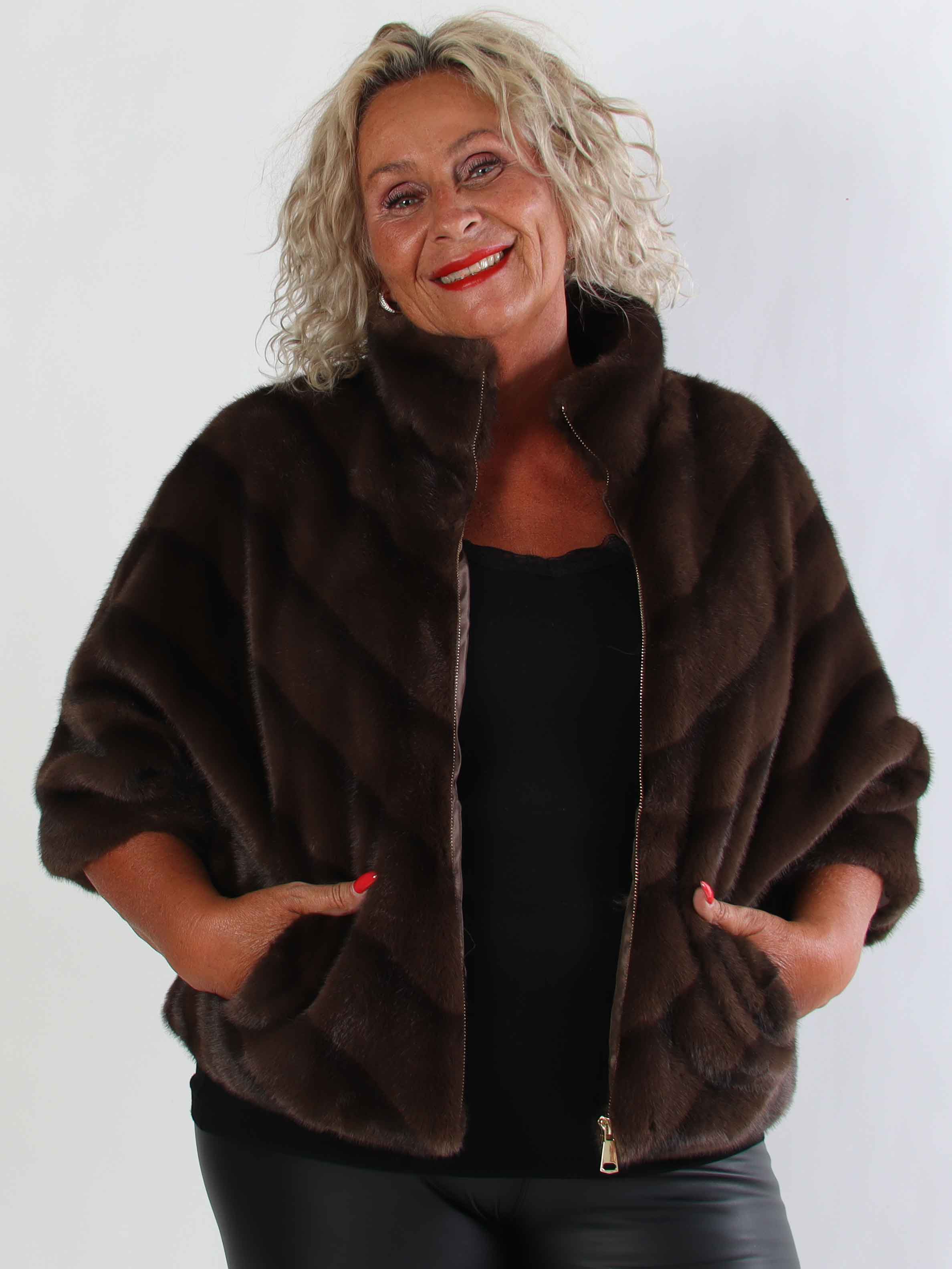 Torrey - Elegant plus size fuskpälsjacka i ljusbeige med 3/4 ärmar