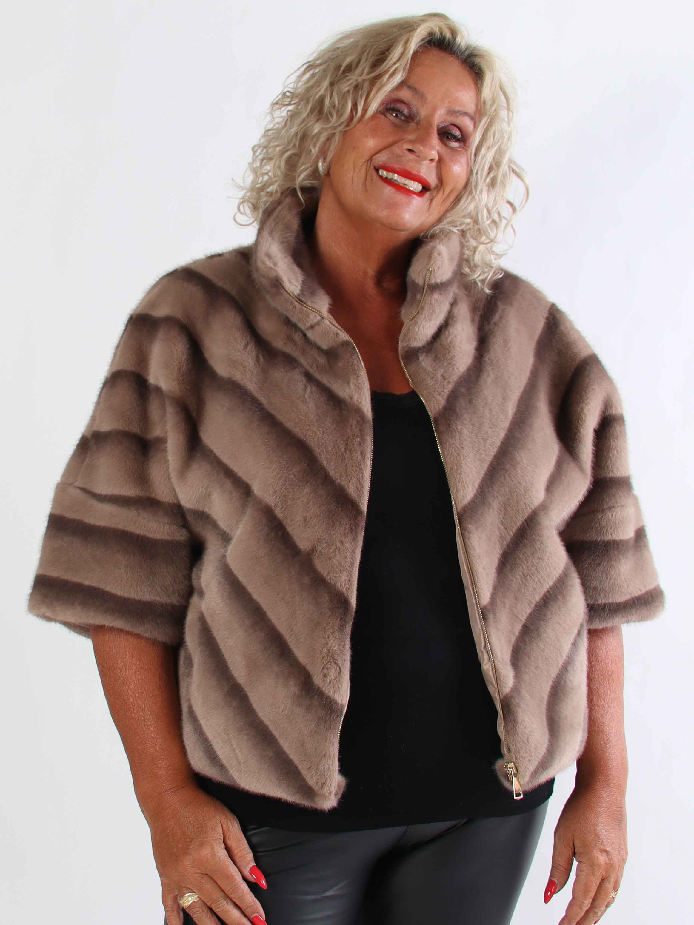 Torrey - Elegant plus size fuskpälsjacka i ljusbeige med 3/4 ärmar