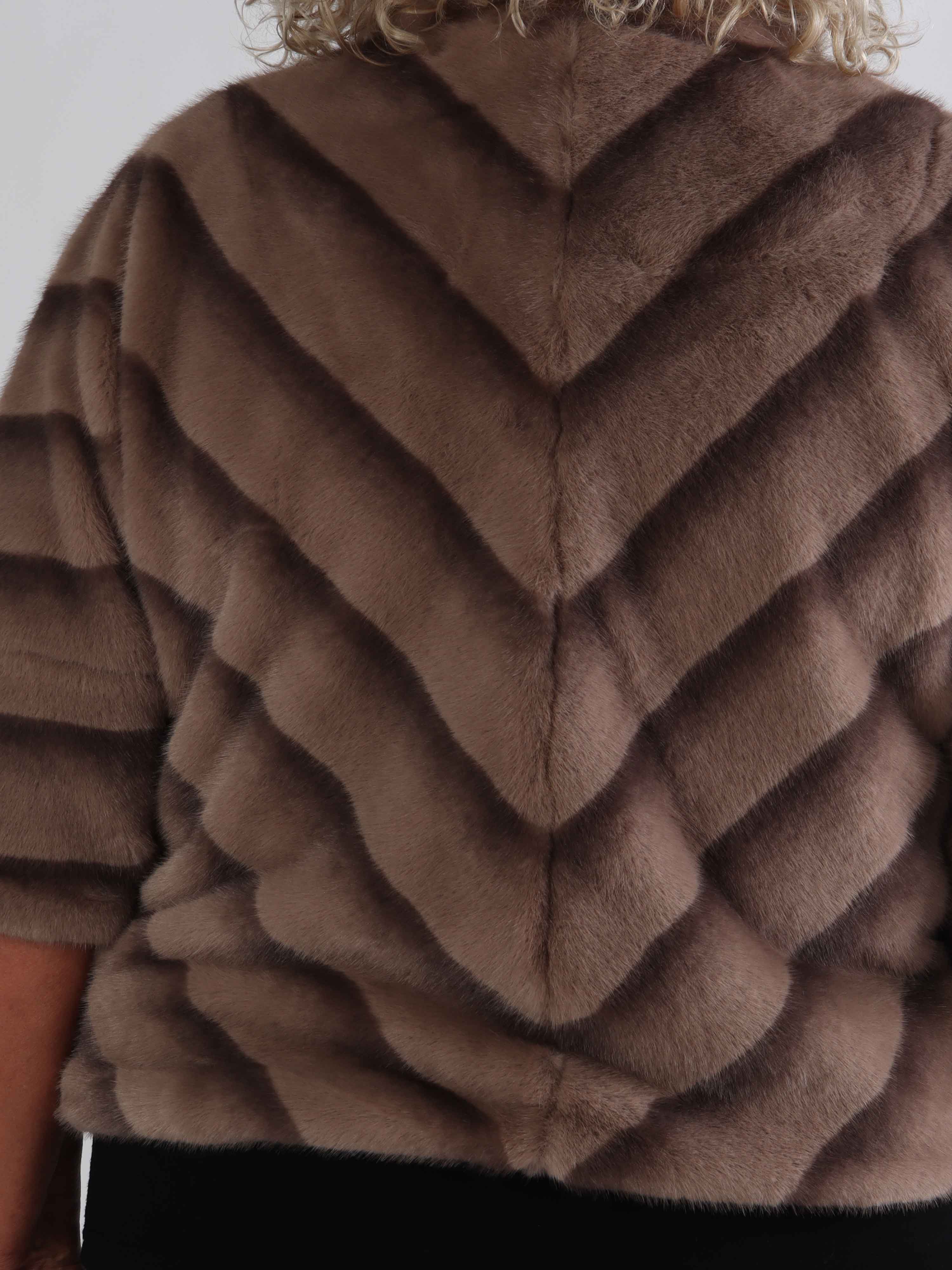 Torrey - Elegant plus size fuskpälsjacka i ljusbeige med 3/4 ärmar