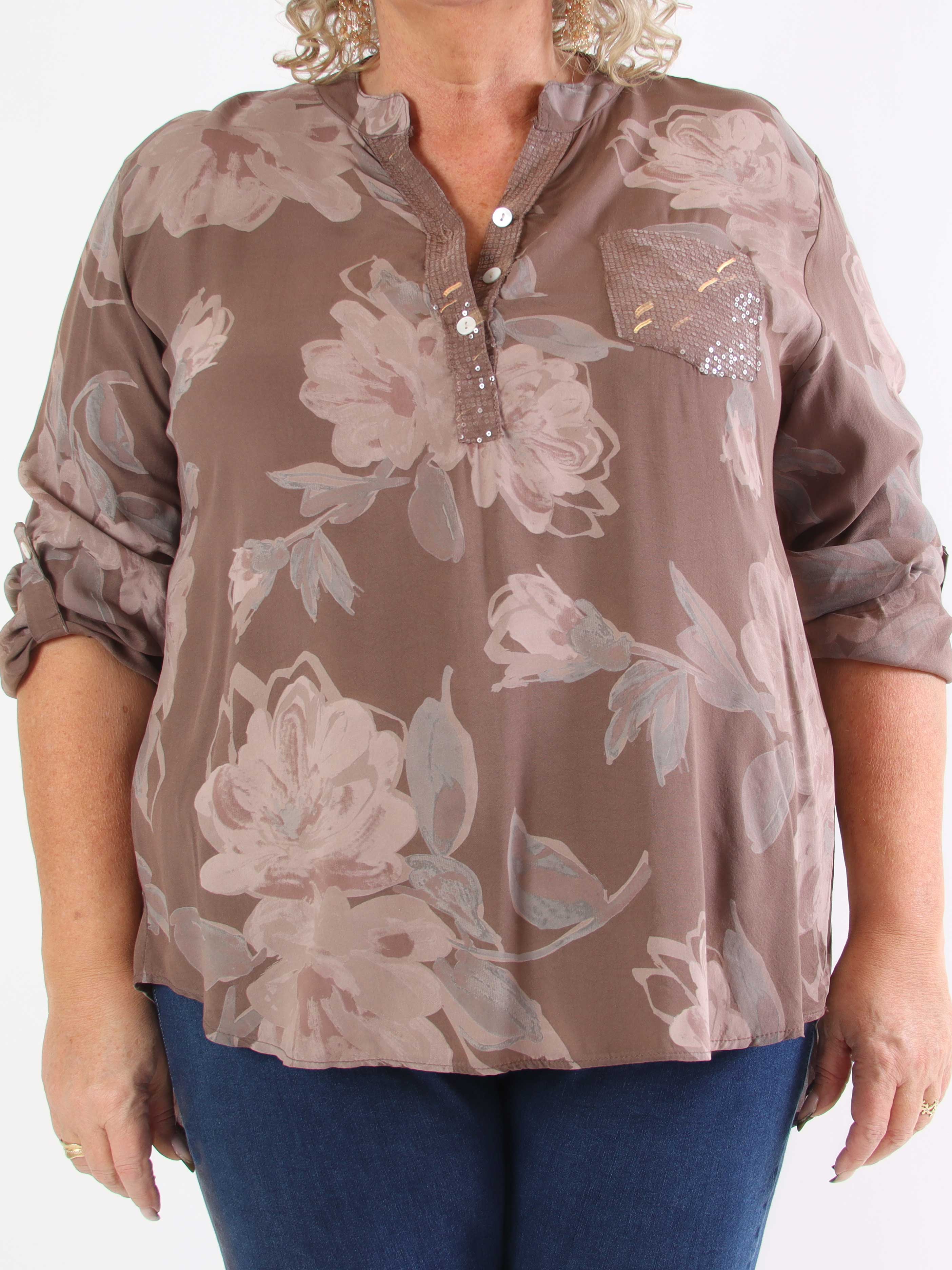 Ella - Söt plus size-tunika i viskos med blommiga motiv