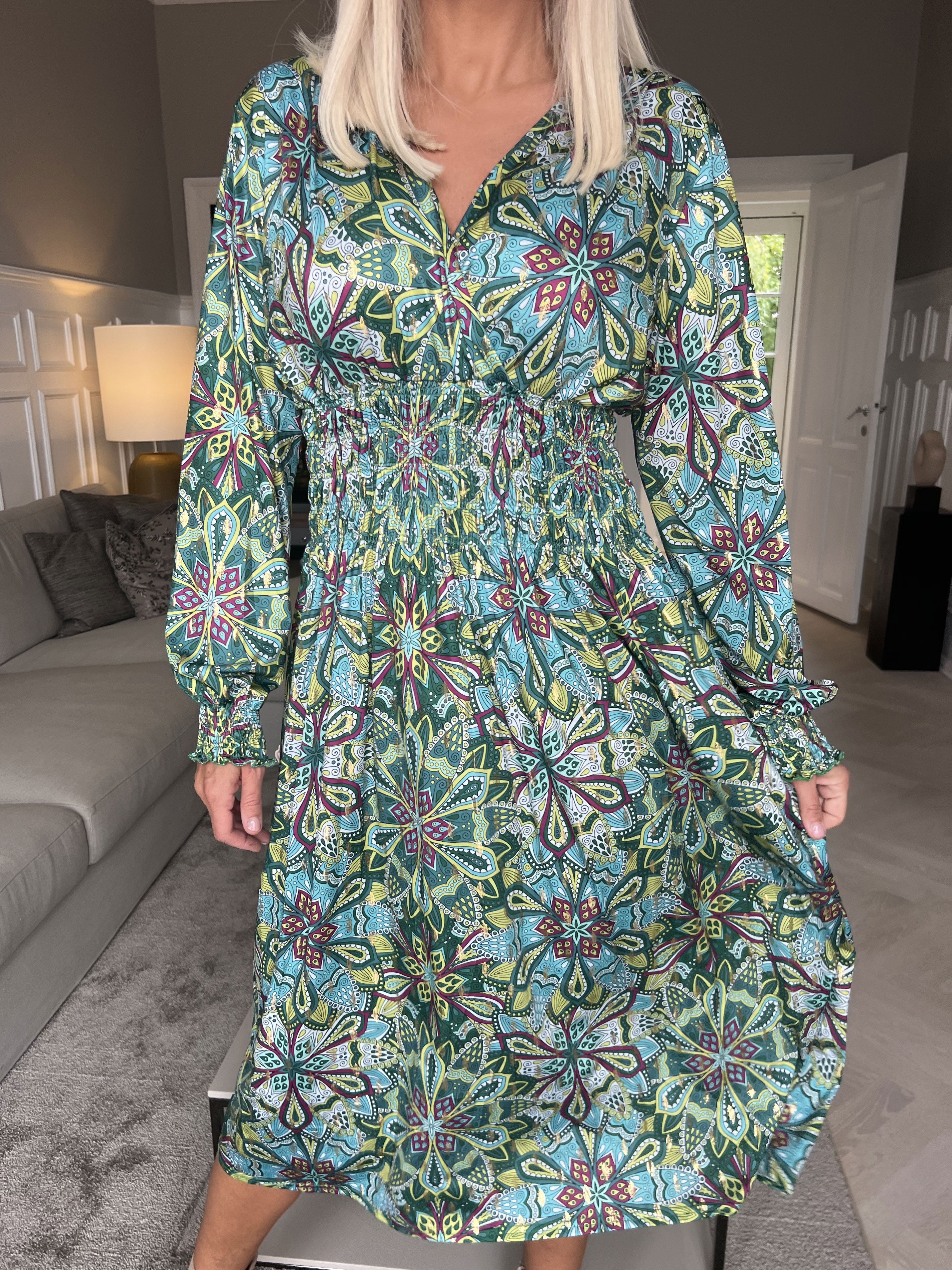 Pams Multi Midi L/S - Elastisk klänning i skrynkelfritt tyg med långa ärmar