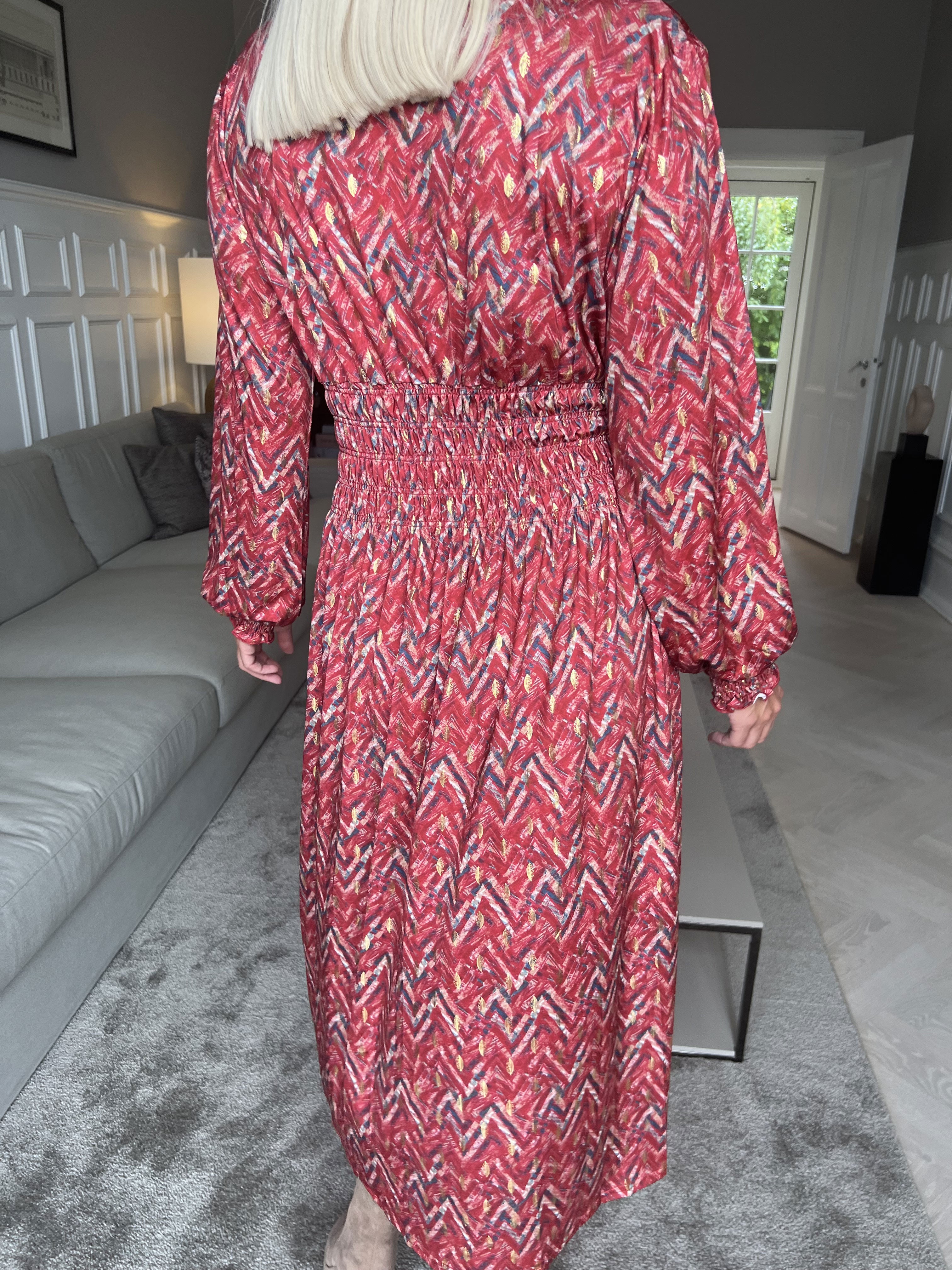 Pams ZigZag Midi L/S - Elastisk klänning i skrynkelfritt tyg med långa ärmar